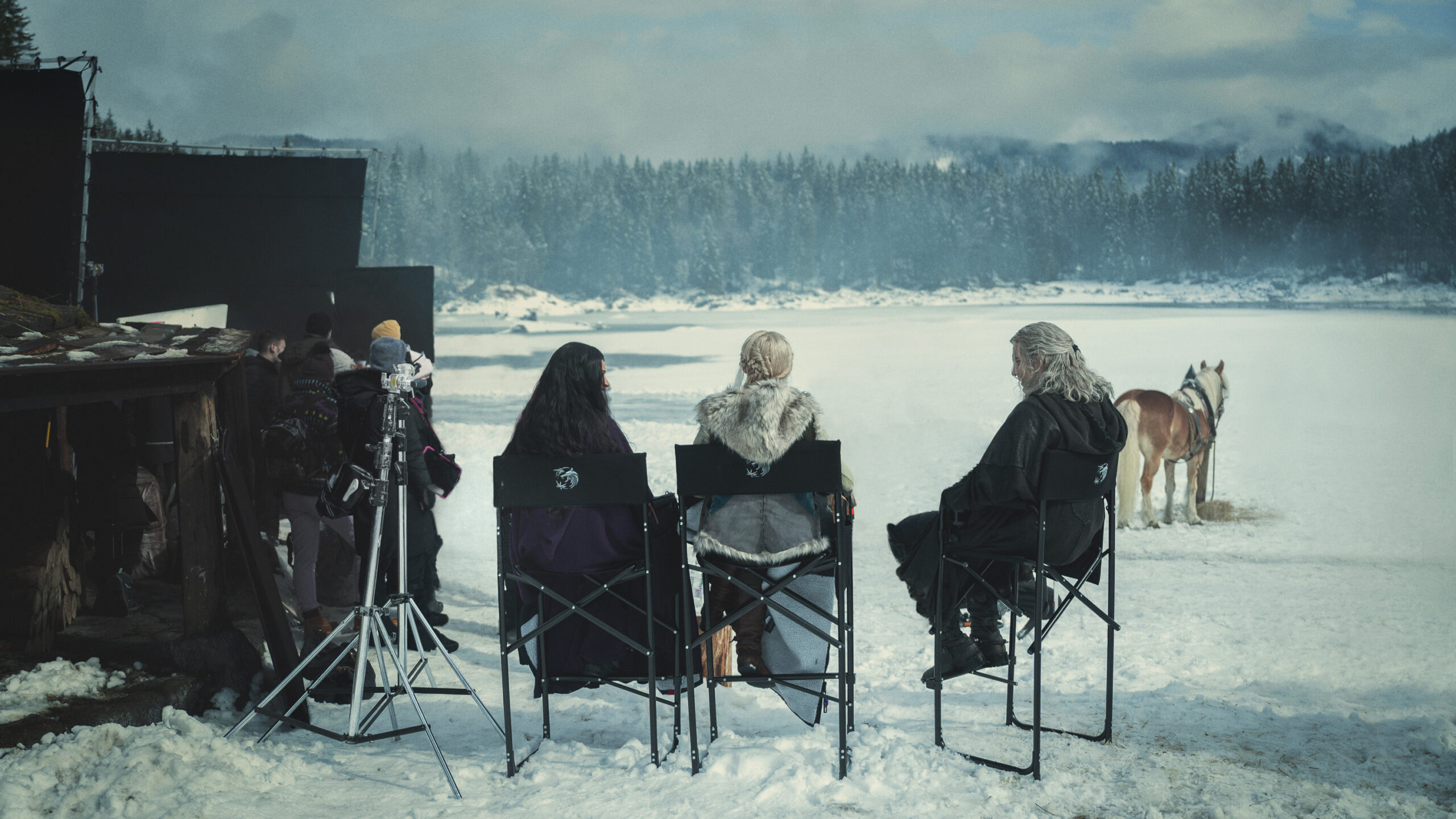 Prima foto ufficiale dal set di The Witcher - stagione 3 [credit: Susan Allnutt/Netflix]
