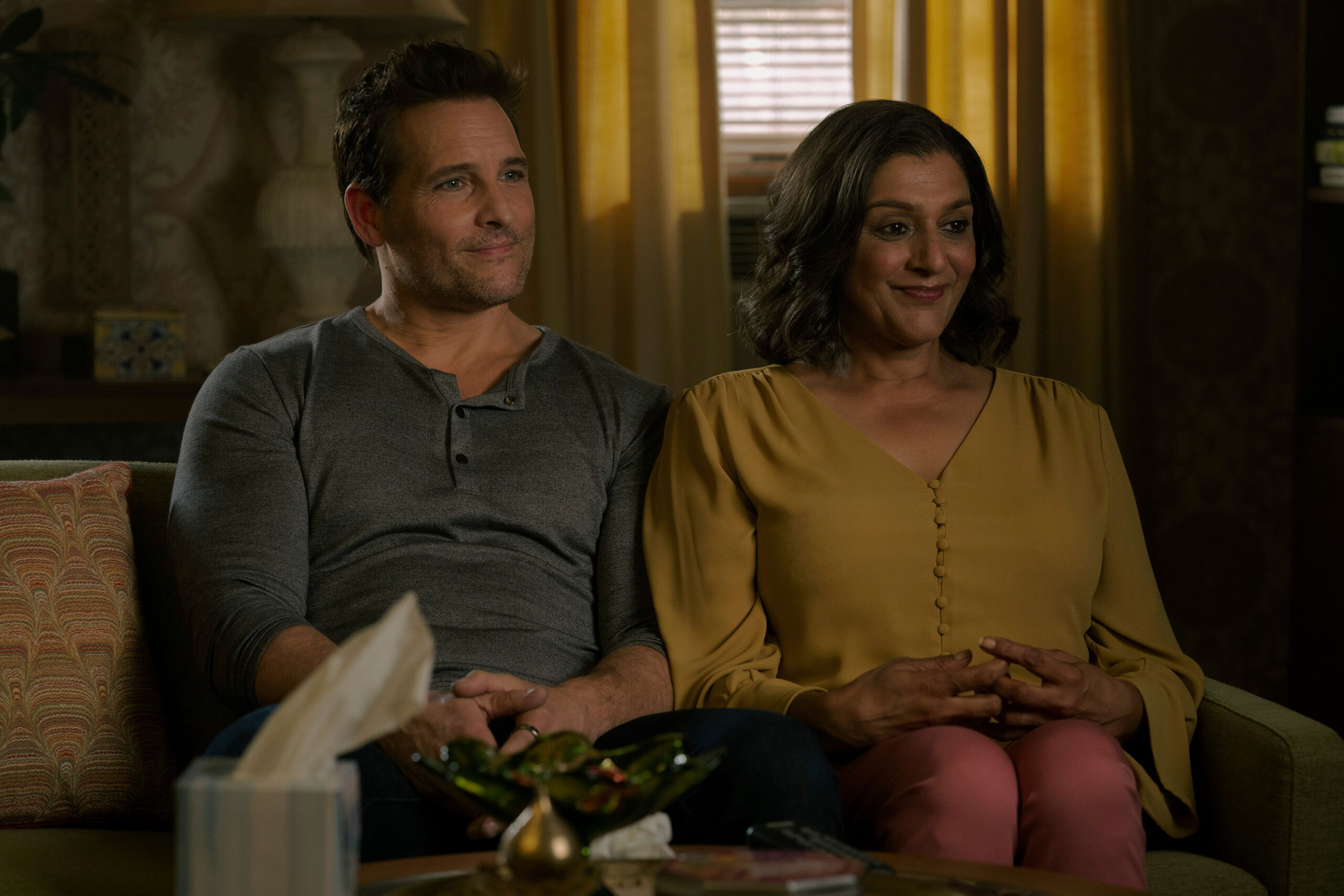 Peter Facinelli e Meera Syal in 'Roar' 1x05 [credit: Ali Goldstein; courtesy of Apple]