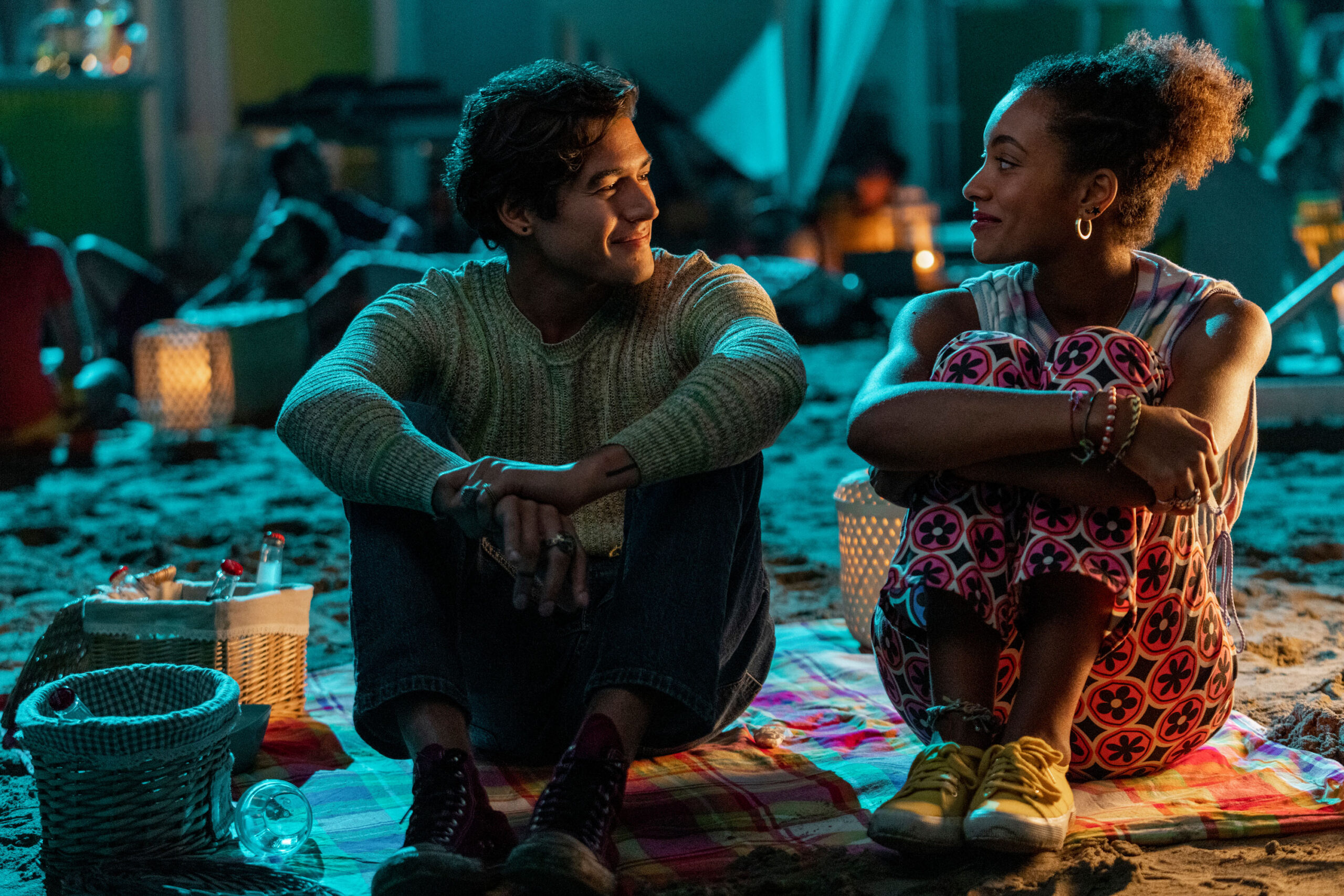 (S-D) Cristiano Caccamo come Luca, Coco Rebecca Edogamhe come Summer in Summertime 3x06 [credit: Stefania Rosini/Netflix; Copyright 2022 Netflix Inc; courtesy of Netflix]