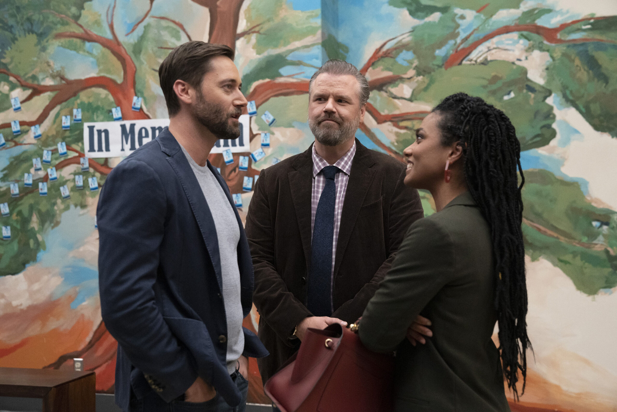 (S-D) Ryan Eggold come Dr. Max Goodwin, Tyler Labine come Dr. Iggy Frome, Freeman Agyeman come Dr. Helen Sharpe in New Amsterdam 4x03 [credit: foto di Virginia Sherwood/NBC; Copyright 2021 NBCUniversal Media, LLC; courtesy of Mediaset]
