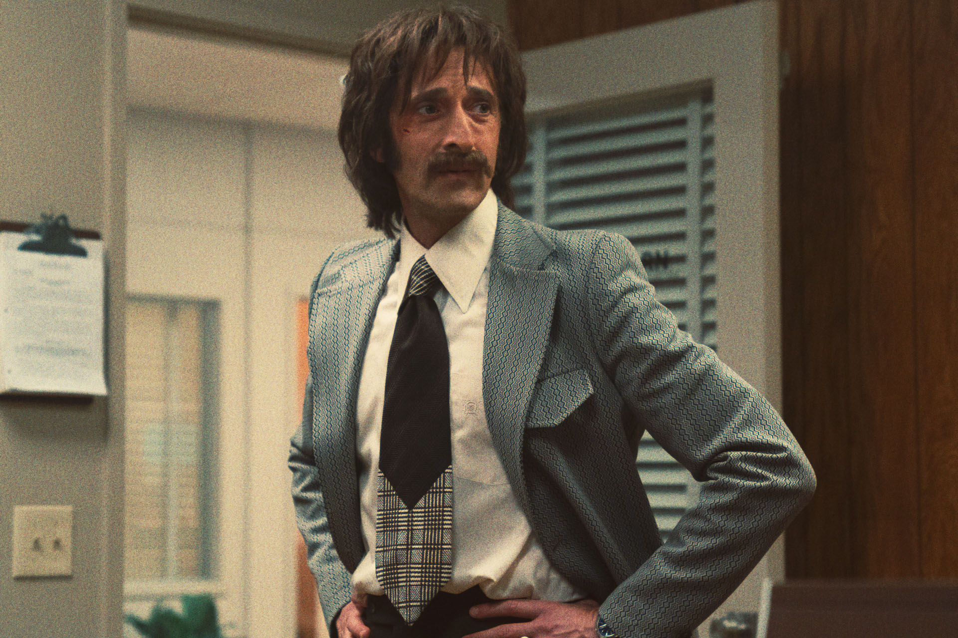 Adrien Brody in Winning Time: l'ascesa della dinastia dei Lakers 1x03 [credit: Warrick Page/HBO; courtesy of WarnerMedia]