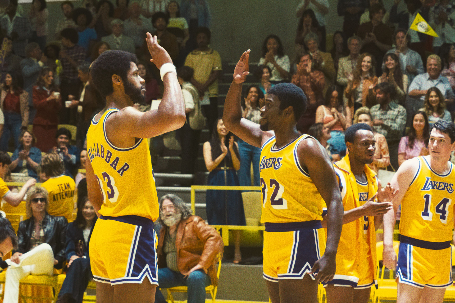 Solomon Hughes, Quincy Isaiah in Winning Time: l'ascesa della dinastia dei Lakers 1x05 [credit: Warrick Page/HBO; courtesy of WarnerMedia]