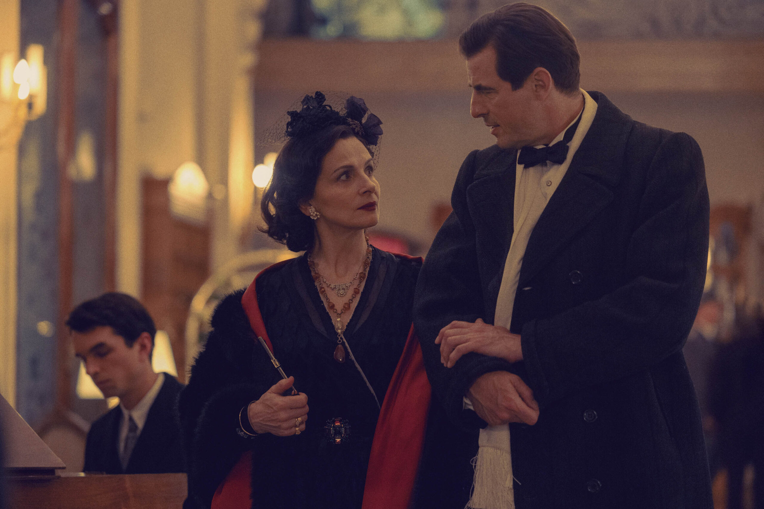 Juliette Binoche e Claes Bang in The New Look 1x01 [credit: Roger Do Minh; courtesy of Apple]