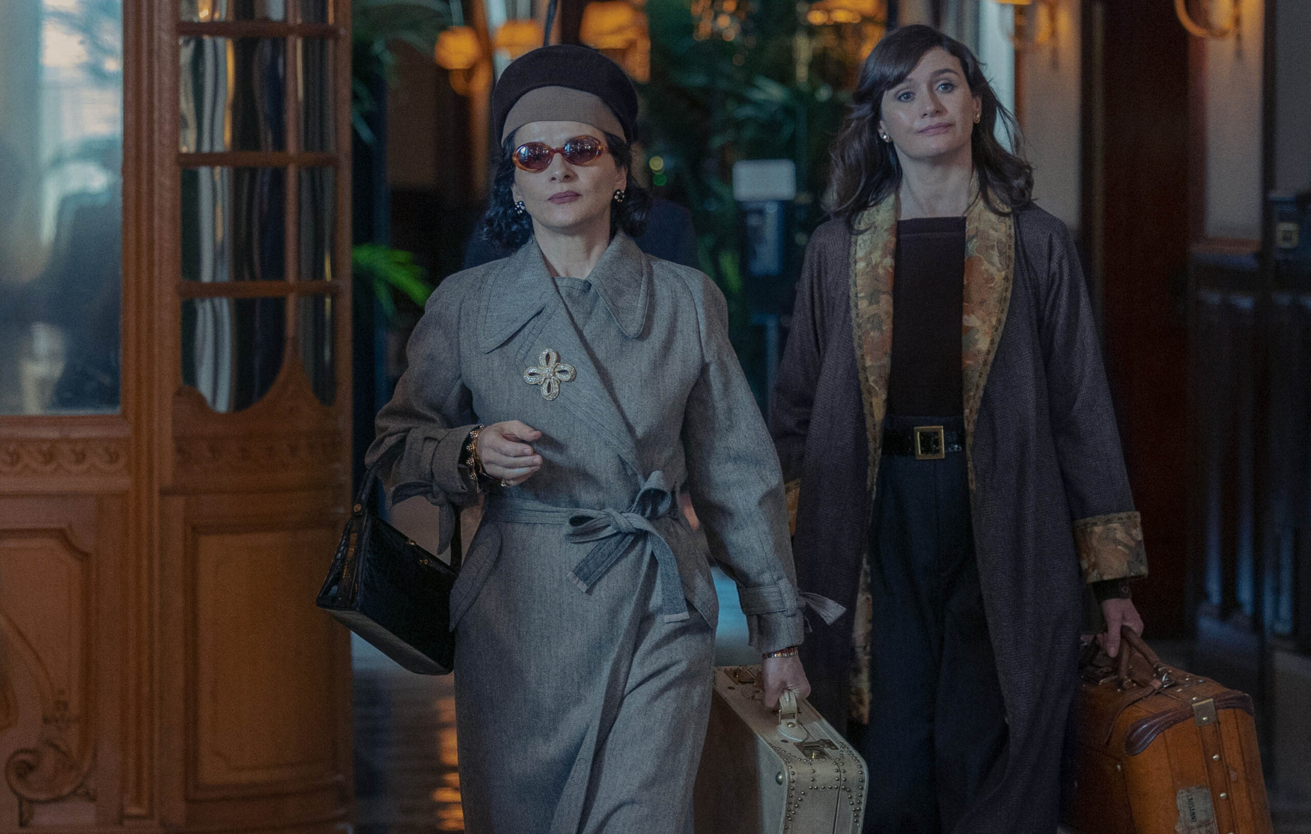 Juliette Binoche e Emily Mortimer in The New Look 1x02 [credit: Roger Do Minh; courtesy of Apple]