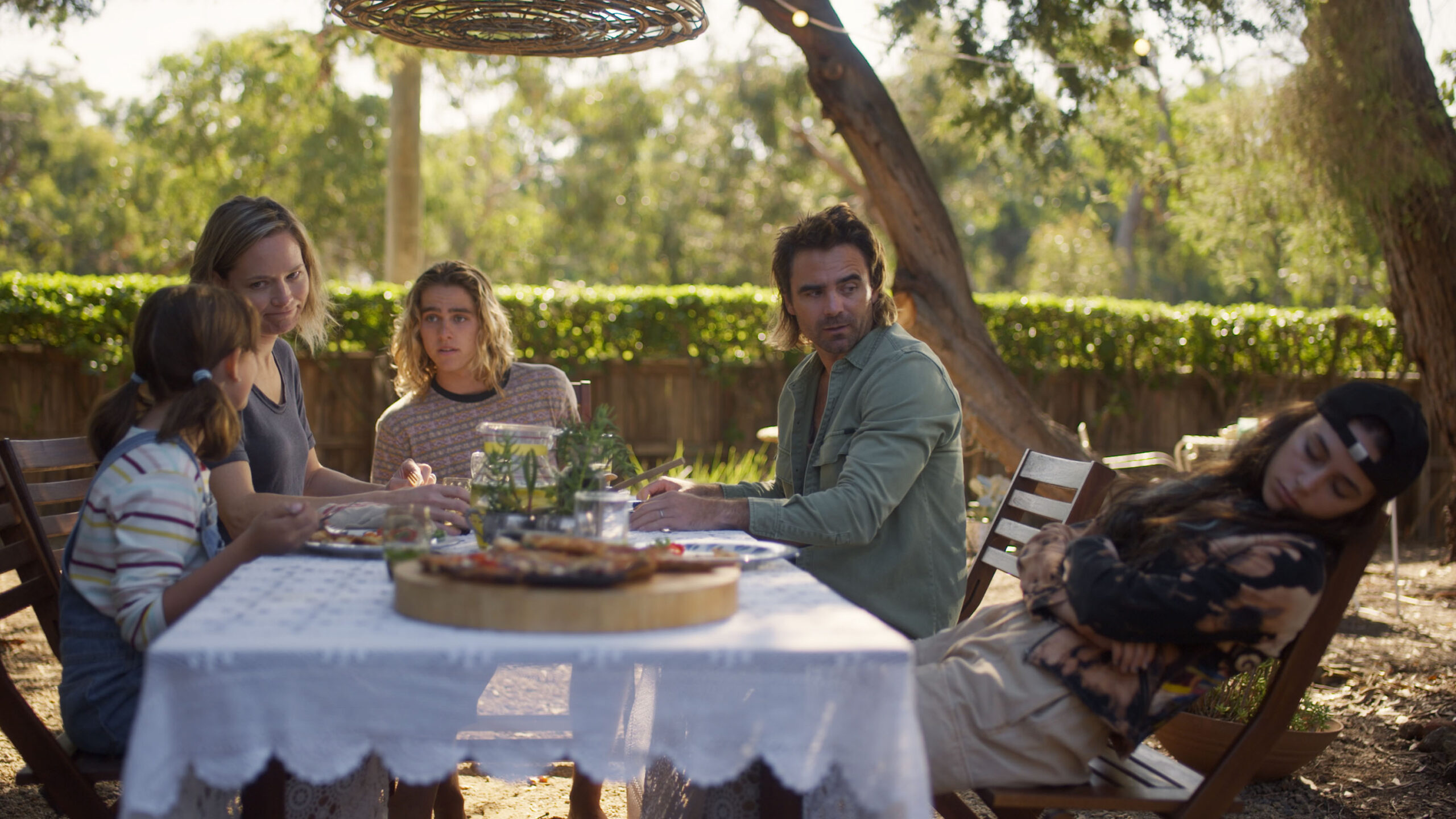 (S-D) Asmara Feik come Honey, Natalie Bond come Freya, Kai Lewins come Ari Gibson, Dustin Clare come Thommo, Sky Katz come Summer Torres in Surviving Summer - Un'estate travolgente 1x01 [credit: courtesy of Netflix]