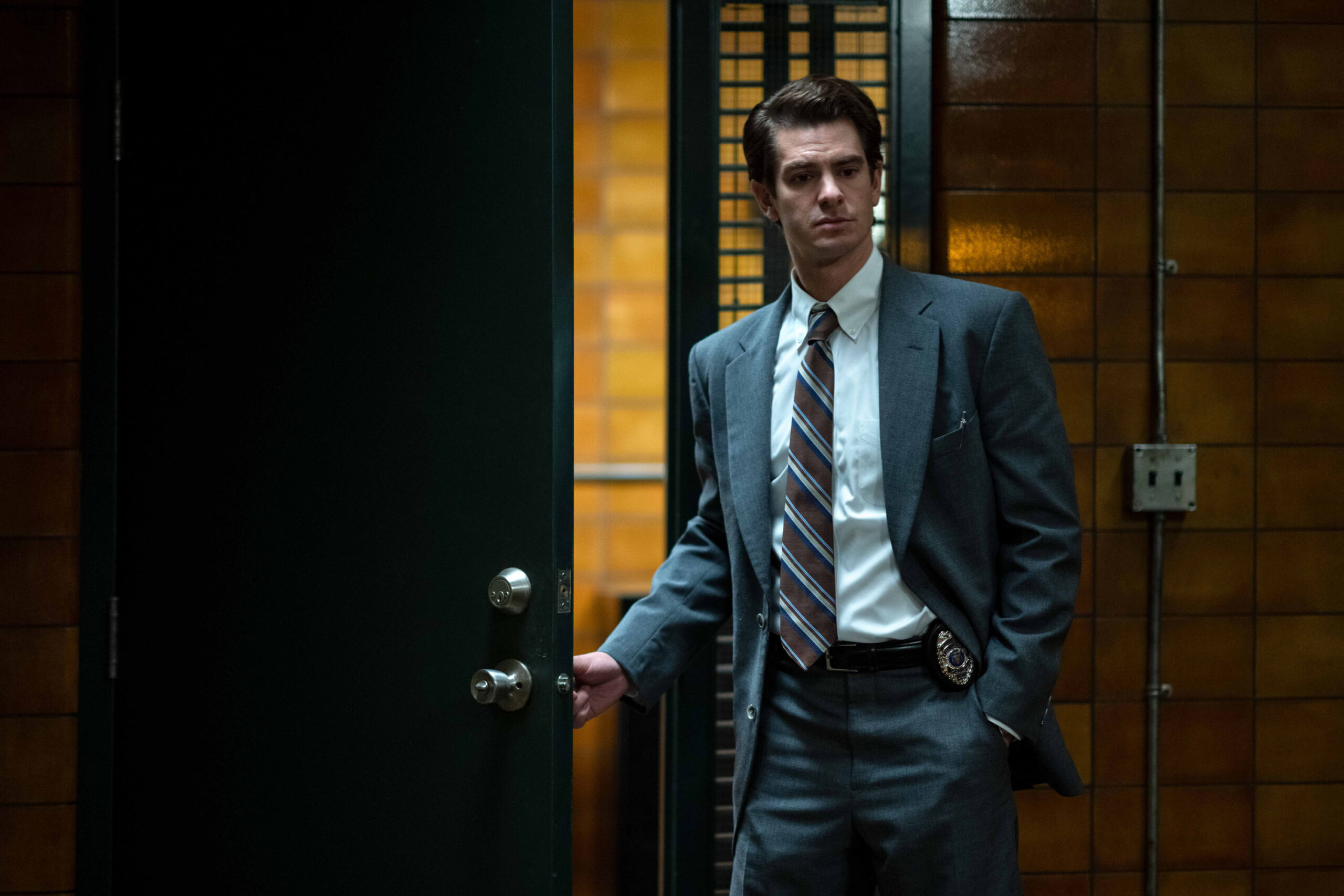 Andrew Garfield come Jeb Pyre in In nome del cielo 1x01 [credit: Michelle Faye/FX; Copyright 2022 FX Networks. All rights reserved; courtesy of Disney Italia]