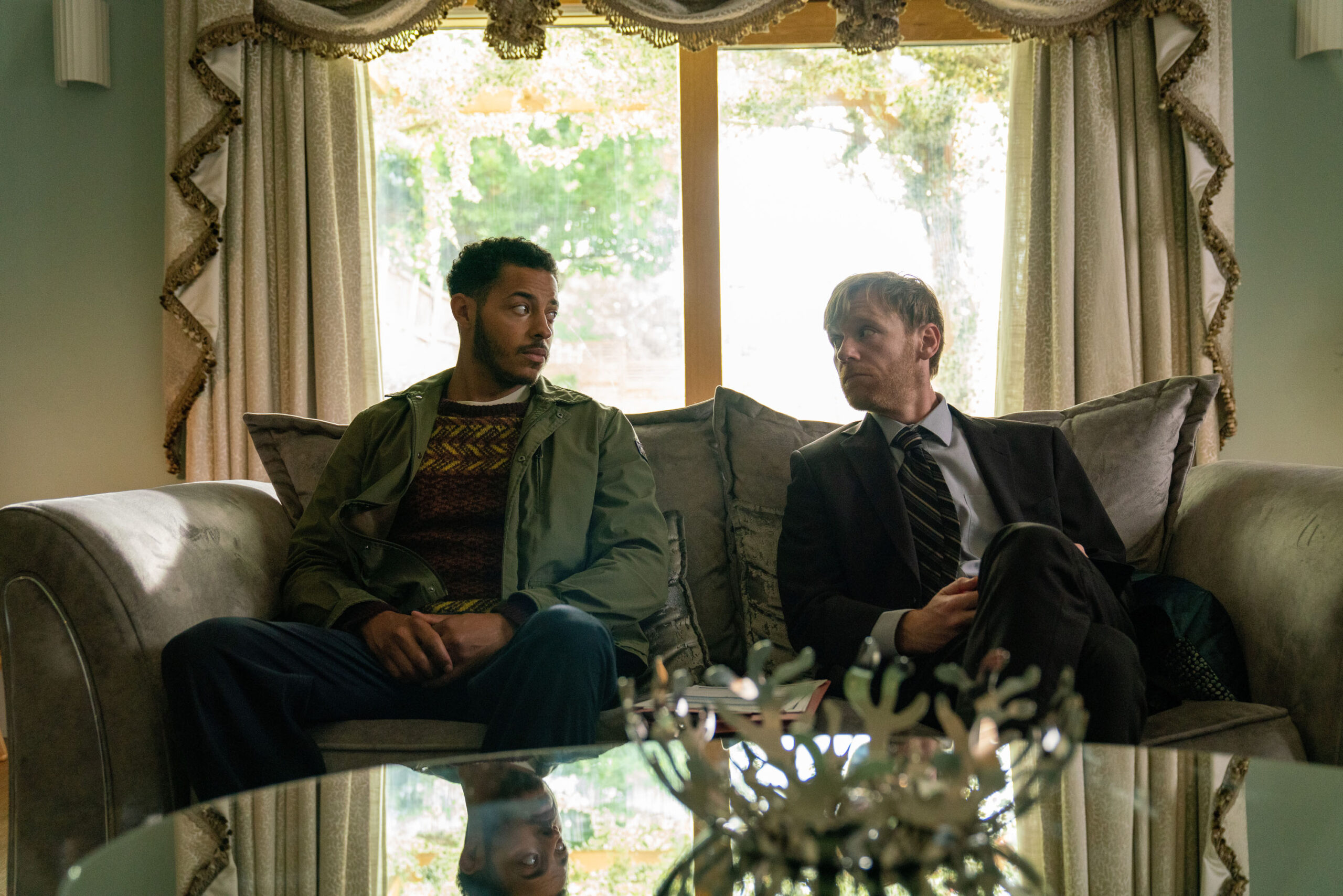 Daryl McCormack e Brian Gleeson in Bad Sisters 1x02 [credit: Natalie Seery; courtesy of Apple]