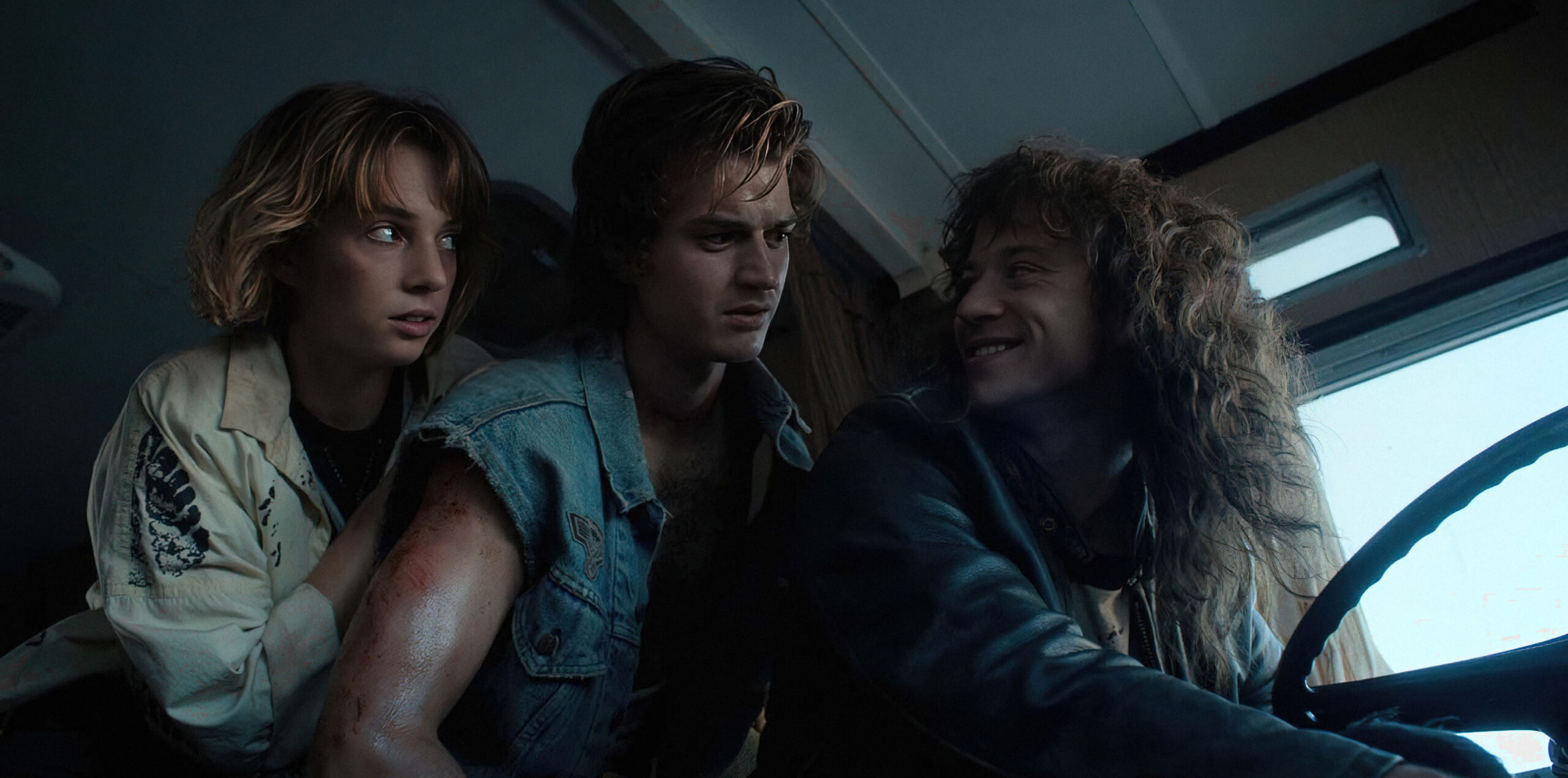 (S-D) Maya Hawke come Robin Buckley, Joe Keery come Steve Harrington e Joseph Quinn come Eddie Munson in Stranger Things 4x08 [credit: Copyright 2022 Netflix, Inc; courtesy of Netflix]