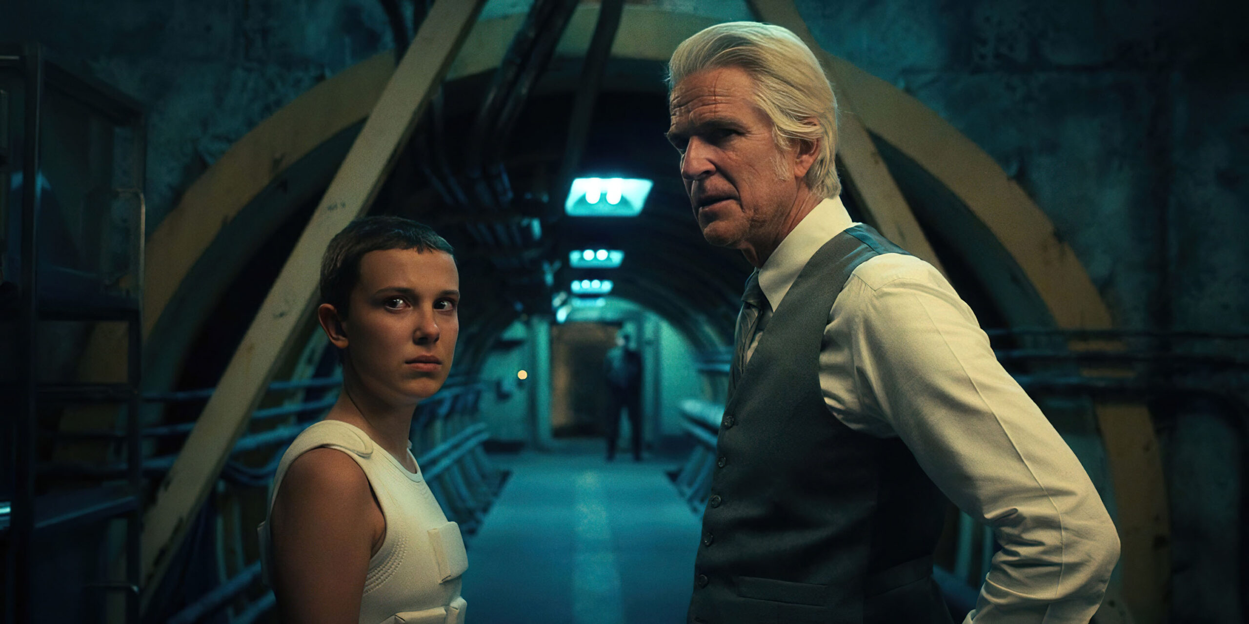 (S-D) Millie Bobby Brown come Undici e Matthew Modine come Dr. Martin Brenner in Stranger Things 4x08 [credit: Copyright 2022 Netflix, Inc; courtesy of Netflix]