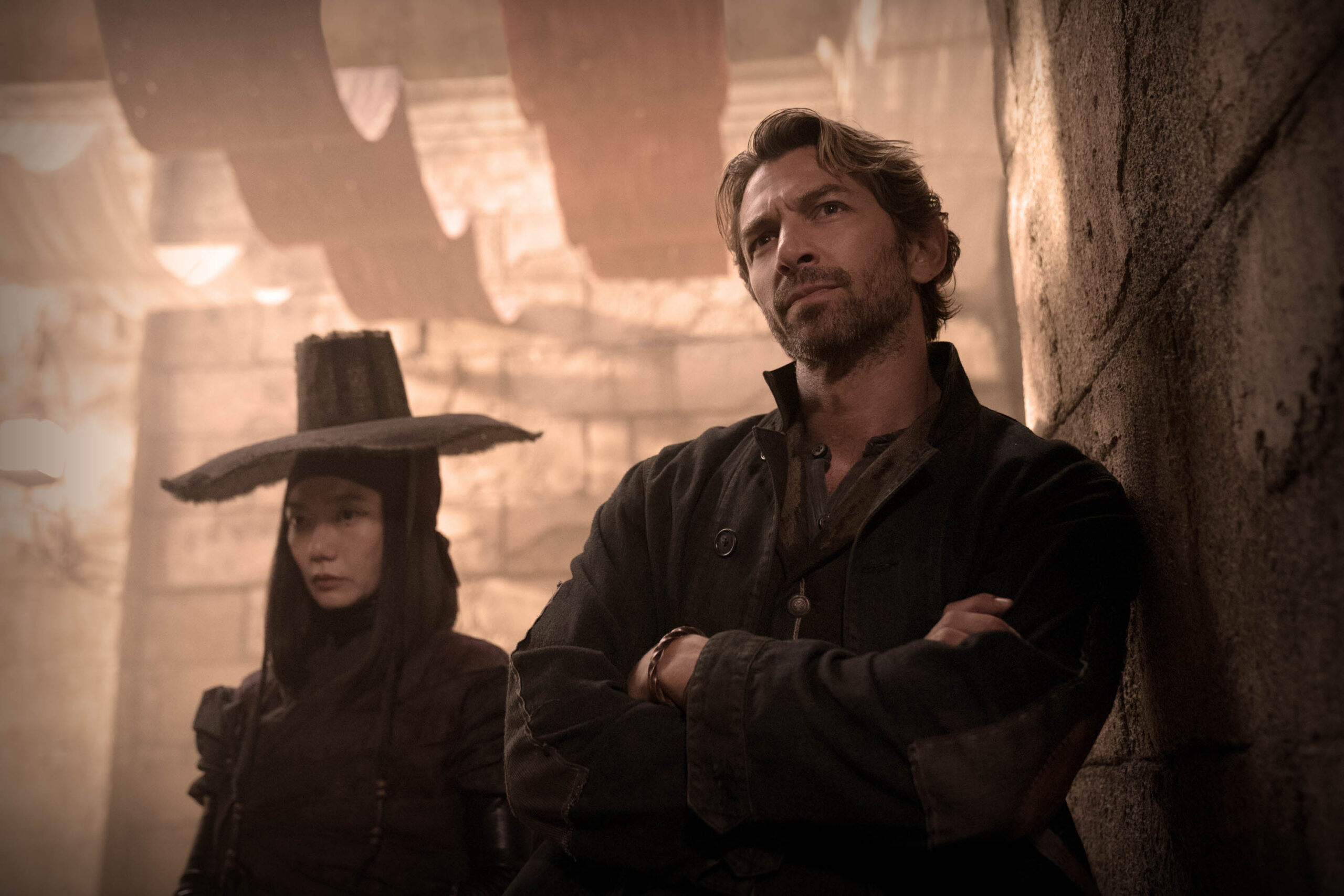 (S-D) Doona Bae come Nemesis e Michiel Huisman come Gunnar in Rebel Moon - First Look [credit: Clay Enos/Netflix; Copyright 2023 Netflix, Inc.; courtesy of Netflix]