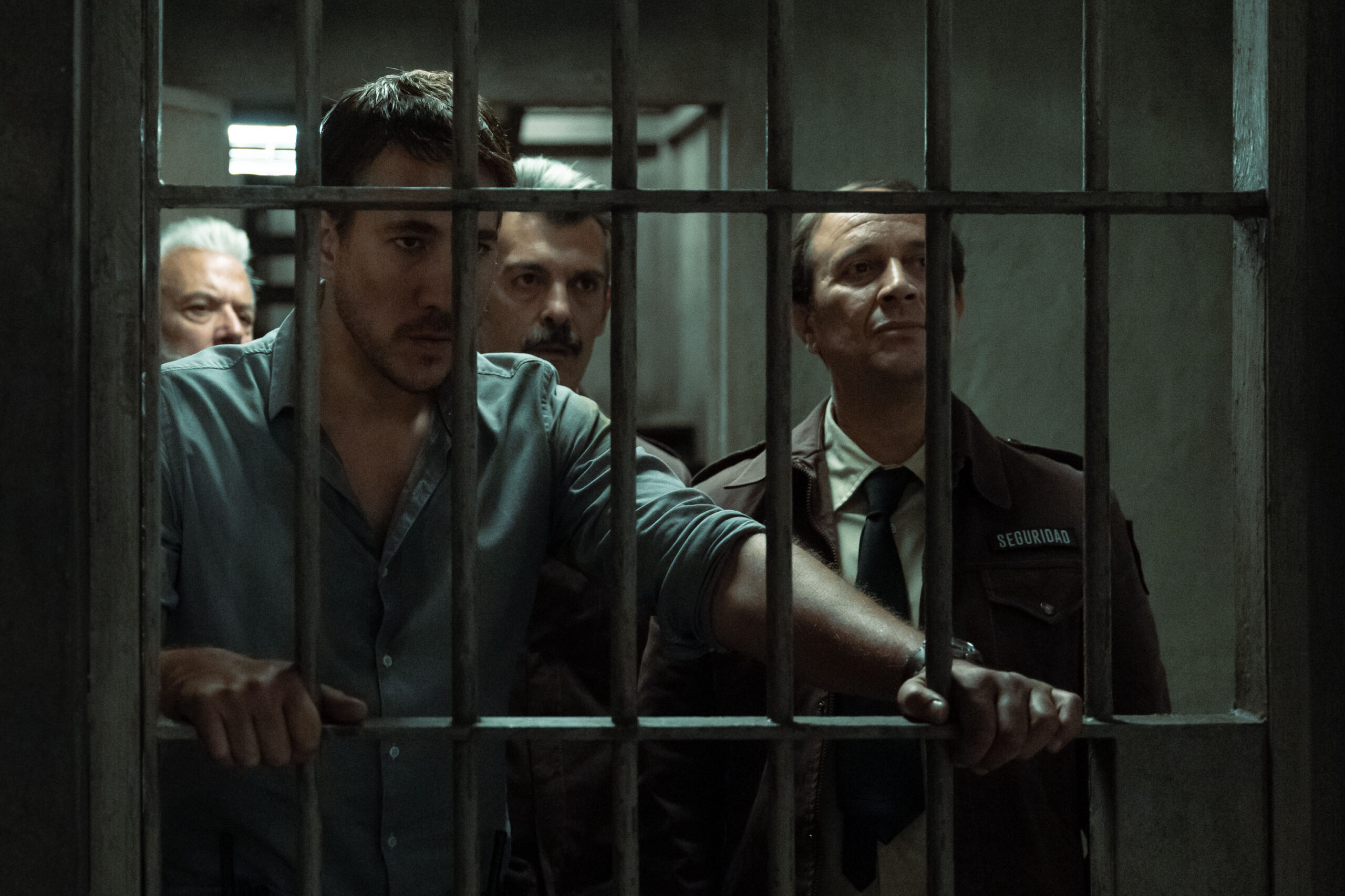 (S-D) Adolfo Fernández come Espada, Alberto Ammann come Hugo, Xavier Deive come Bastos, Luis Callejo come Simón in Quella notte infinita 1x04 [credit: Carla Oset/Netflix]