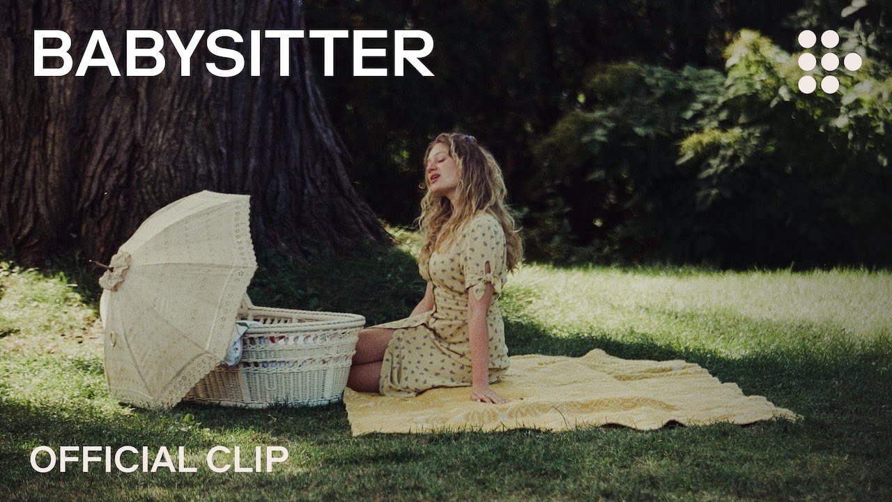 Babysitter, clip dal film di Monia Chokri in uscita su MUBI