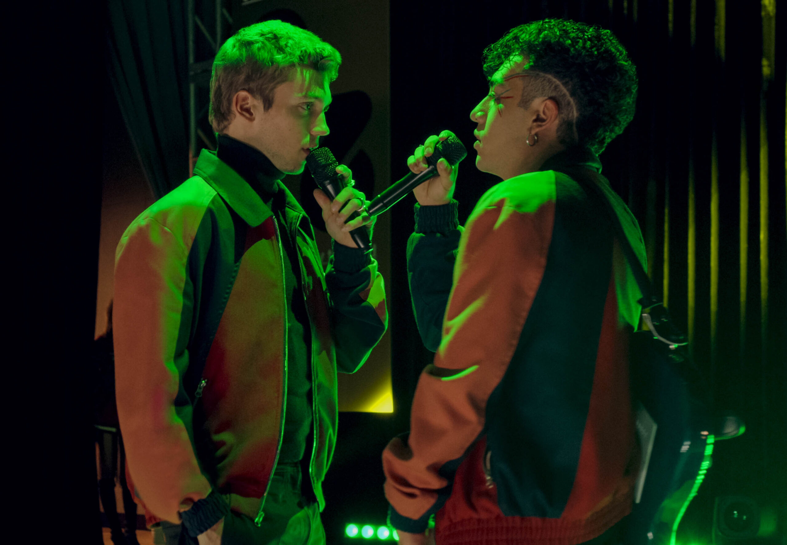 Franco Masini come Luka, Saak come Okane in Rebelde 2x03 [credit: Copyright 2022 Netflix, Inc; courtesy of Netflix]
