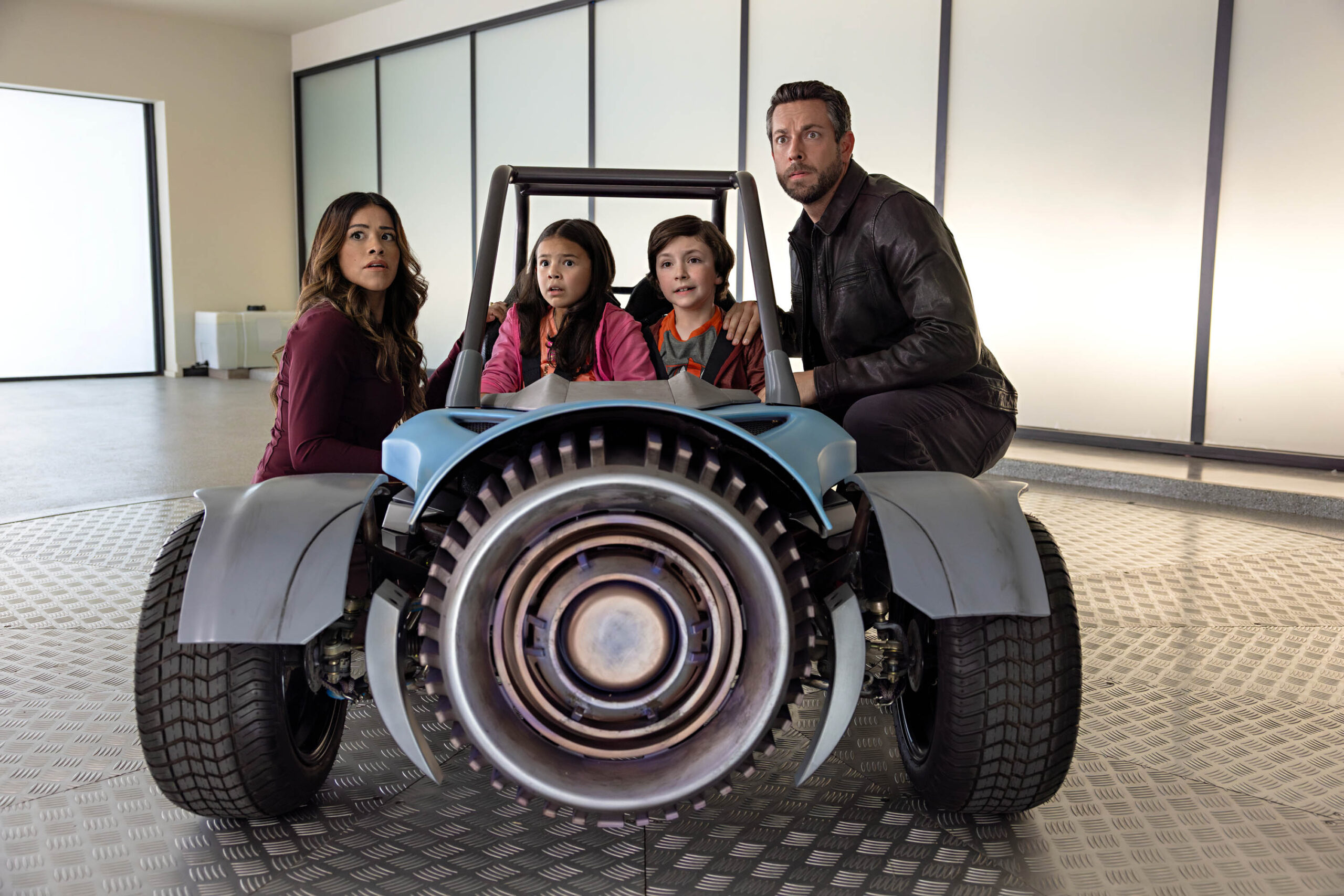 (S-D) Gina Rodriguez come Nora Torrez, Everly Carganilla come Patty Torrez, Connor Esterson come Tony Torrez e Zachary Levi come Terrence Torrez in Spy Kids: Armageddon [tag: Gina Rodriguez, Everly Carganilla, Connor Esterson, Zachary Levi] [credit: Robert Rodriguez/Netflix; Copyright 2023 Netflix, Inc; courtesy of Netflix]