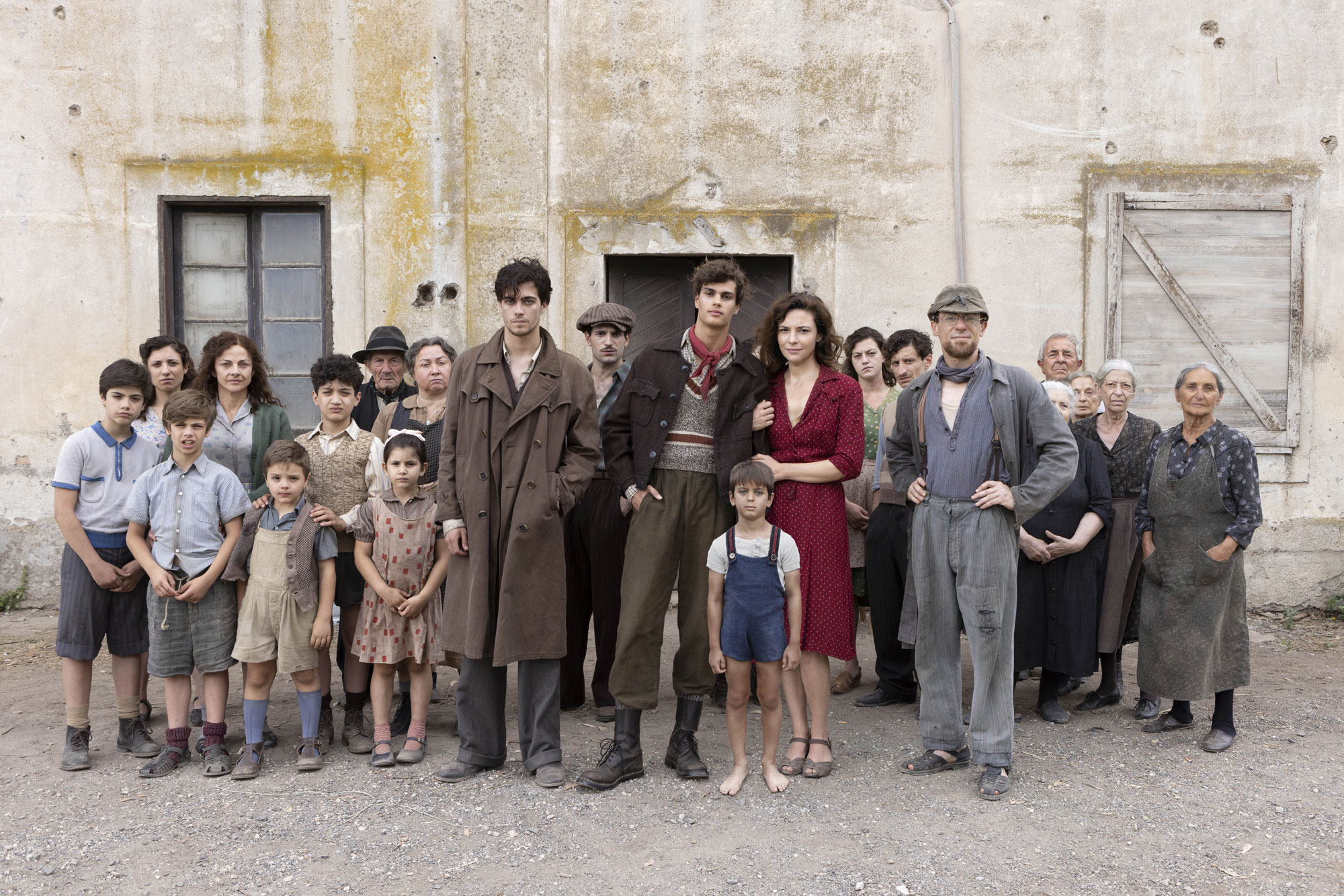 La Storia - in prima fila da sinistra Lorenzo Zurzolo, Francesco Zenga, Jasmine Trinca, Elio Germano, Mattia Basciani [credit: foto di Iacovelli Zayed; courtesy of Rai Fiction]