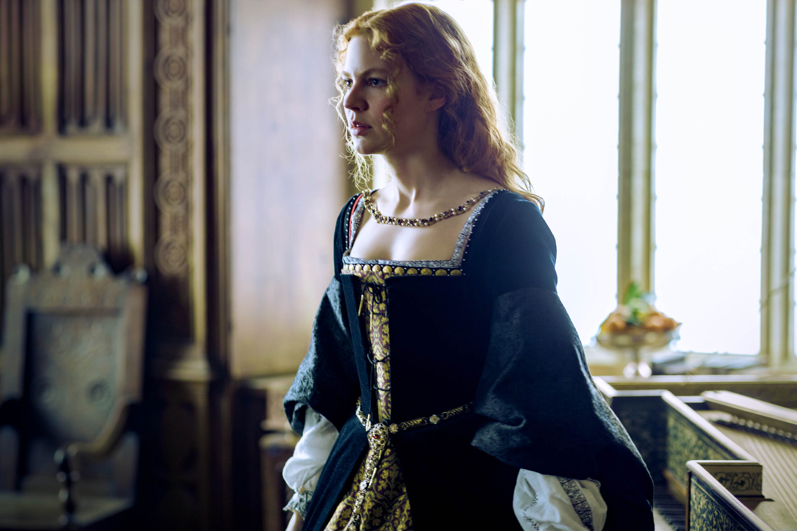 Becoming Elizabeth 1x01 [credit: Nick Briggs/STARZ; Copyright 2020 Starz Entertainment, LLC; courtesy of STARZPLAY]