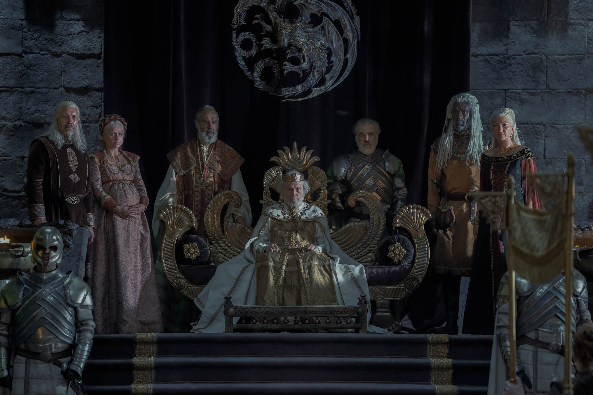Paddy Considine, Sian Brooke, Michael Carter, Steve Toussaint, Eve Best in House of the Dragon 1x01 [credit: foto di Ollie Upton; courtesy of HBO Max/WarnerMedia]