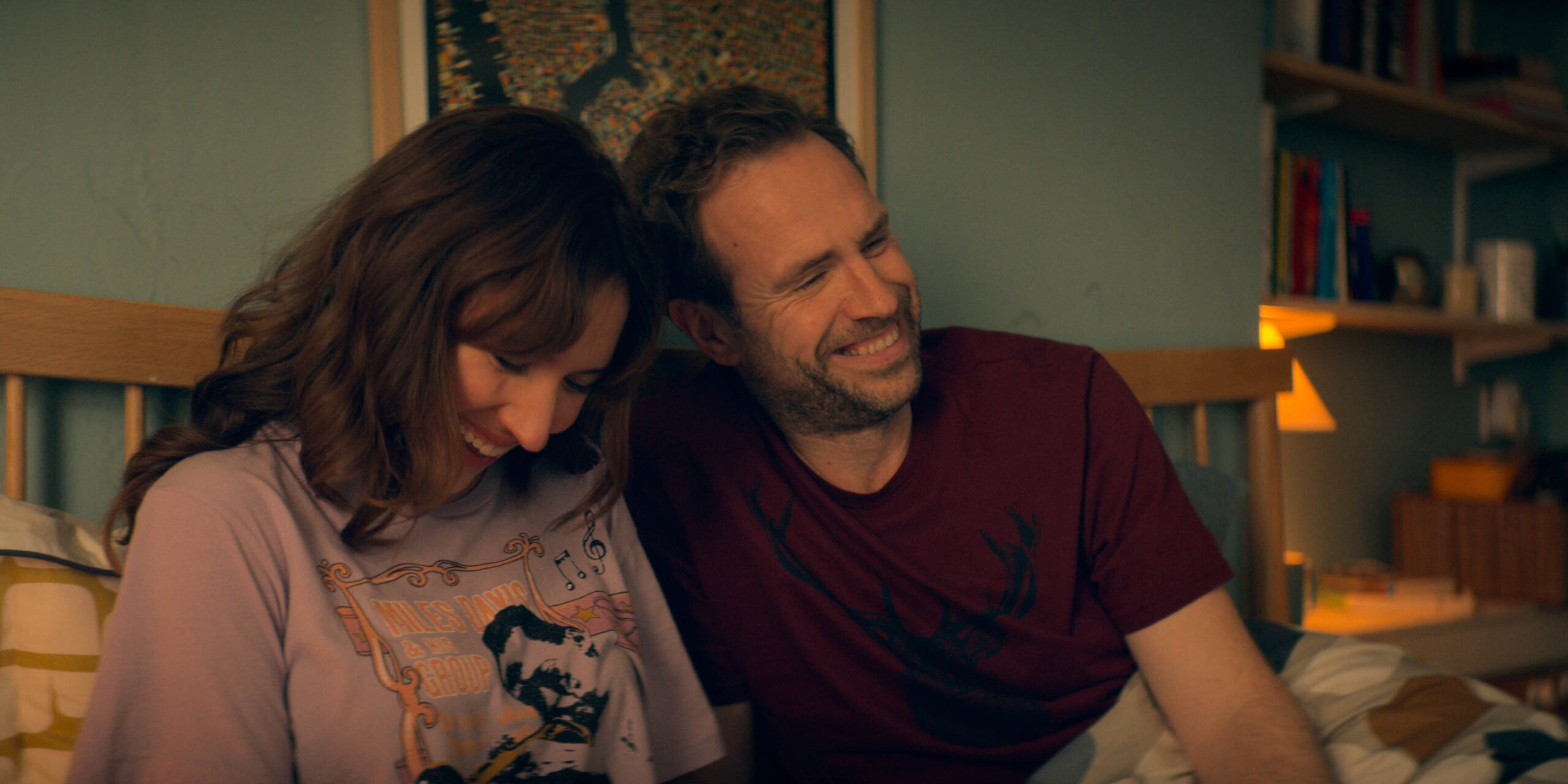 Esther Smith e Rafe Spall in Trying 3x05 [credit: courtesy of Apple TV Plus]