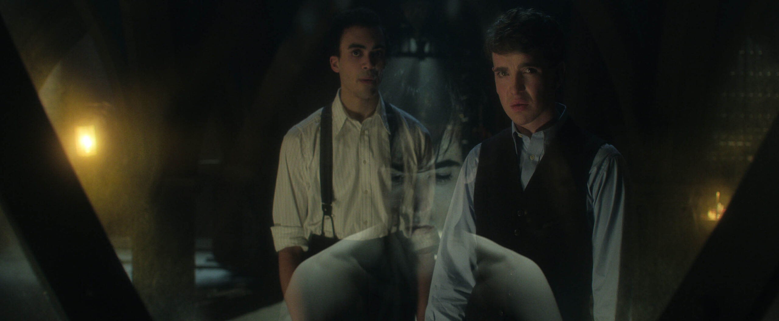 Gus Gordon come Paul McGuire, Tom Sturridge come Dream, Laurie Kynaston come Alex Burgess in The Sandman 1x01 [credit: Copyright 2022 Netflix Inc; courtesy of Netflix]