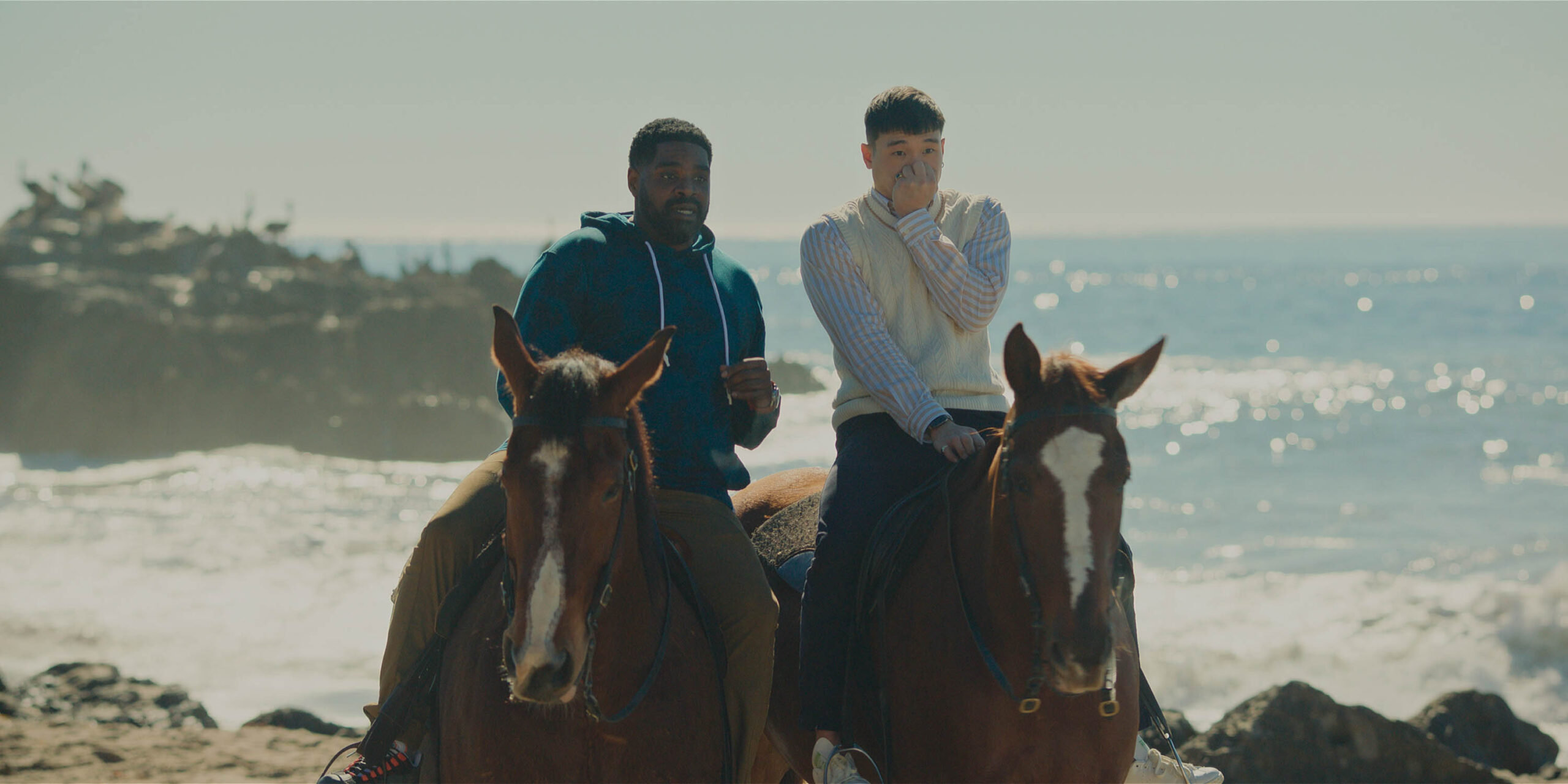 Ron Funches e Joel Kim Booster in Loot - Una fortuna 1x10 [credit: courtesy of Apple]