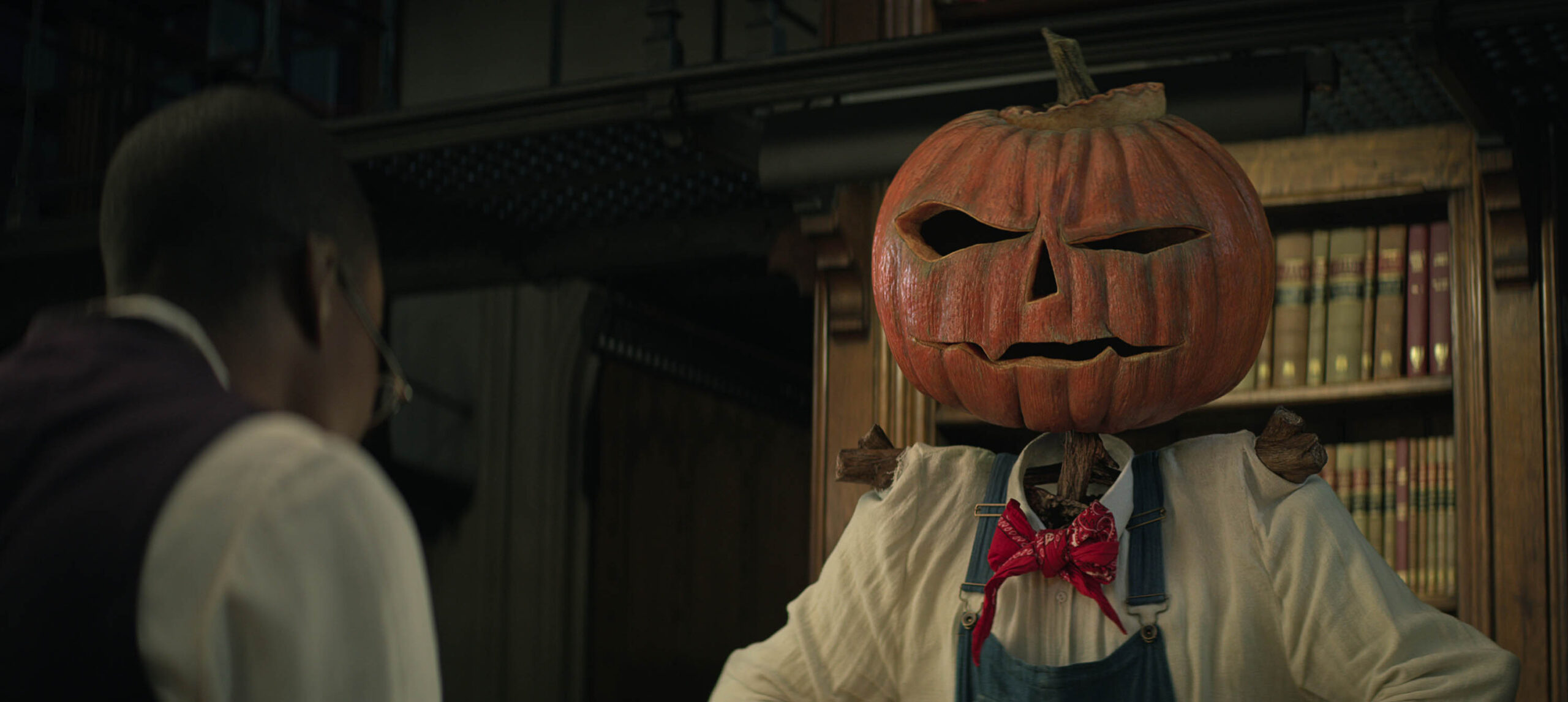 Vivienne Acheampong come Lucienne, Nicholas Anscombe come Merv Pumpkinhead in The Sandman 1x07 [credit: Copyright 2022 Netflix Inc; courtesy of Netflix]