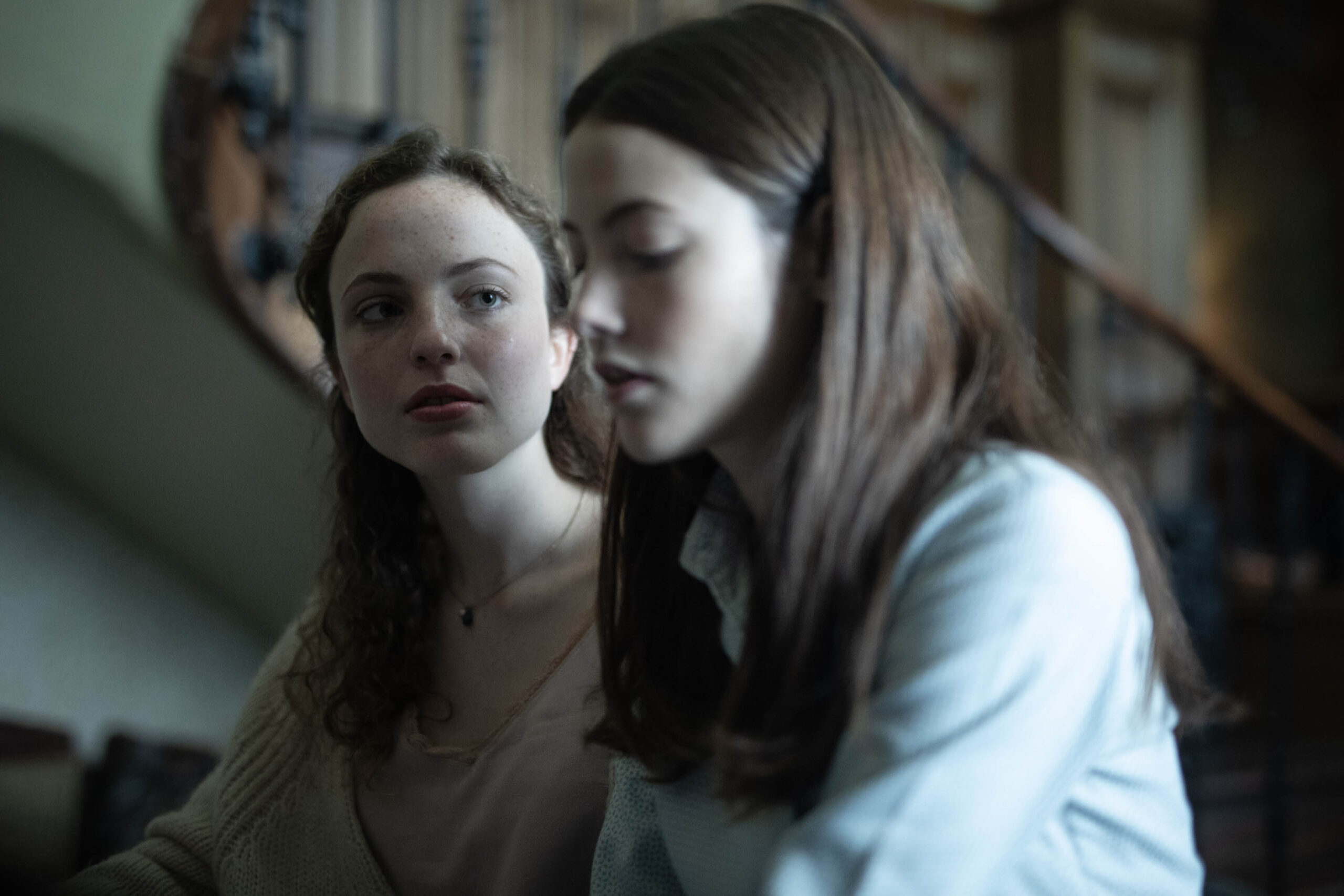 Claudia Roset come Deva, Mireia Oriol come Alma in The Girl in the Mirror 1x03 [credit: Quim Vives/Netflix; Copyright 2020 Netflix, Inc; courtesy of Netflix]
