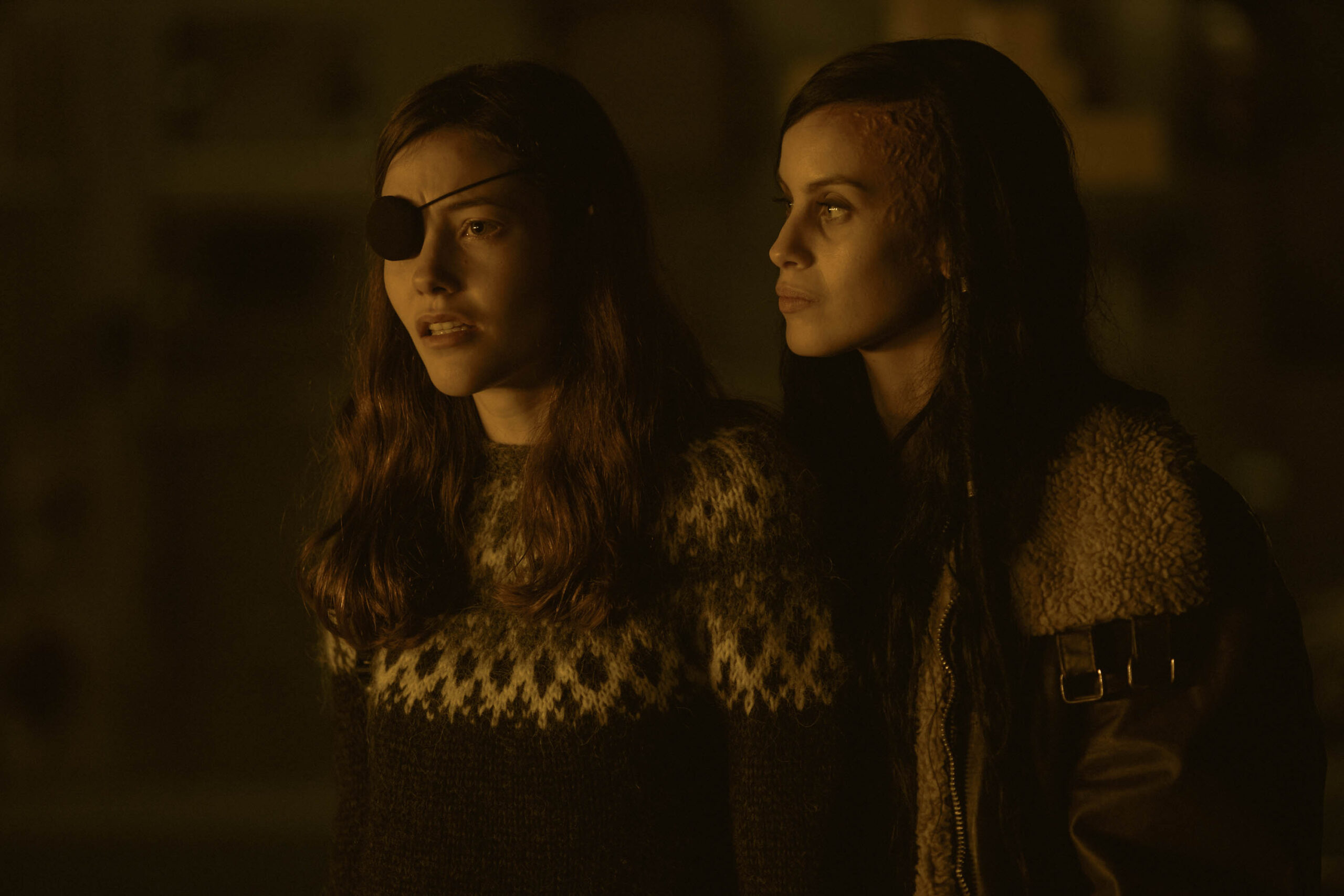 Mireia Oriol come Alma, Milena Smit come Nico in The Girl in the Mirror 1x08 [credit: Lander Larrañaga/Netflix; Copyright 2020 Netflix, Inc; courtesy of Netflix]