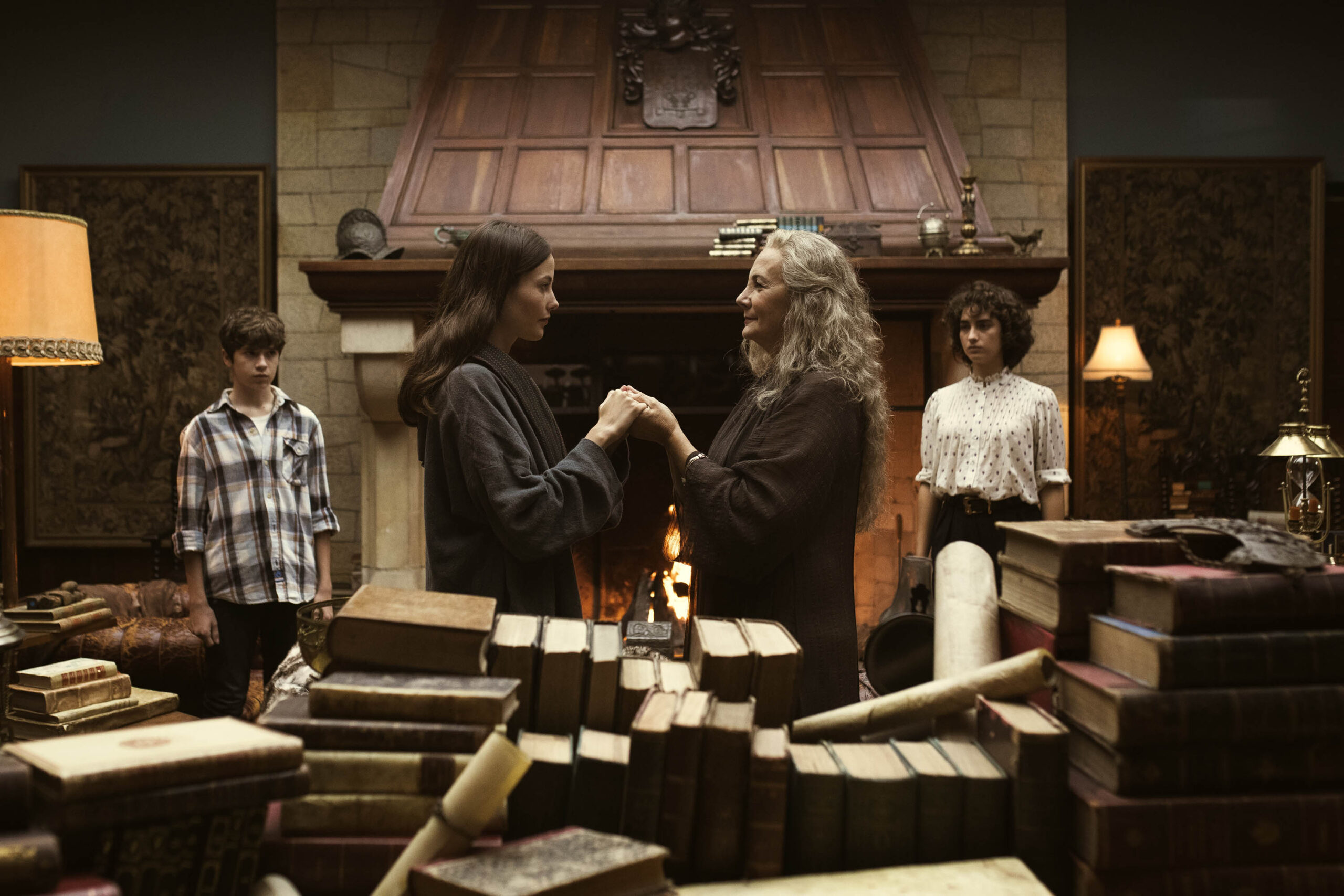 Alejandro Serrano come Alex, Mireia Oriol come Alma, Elena Irureta come Aurora, María Caballero come Diana in The Girl in the Mirror 1x09 [credit: Quim Vives/Netflix; Copyright 2020 Netflix, Inc; courtesy of Netflix]