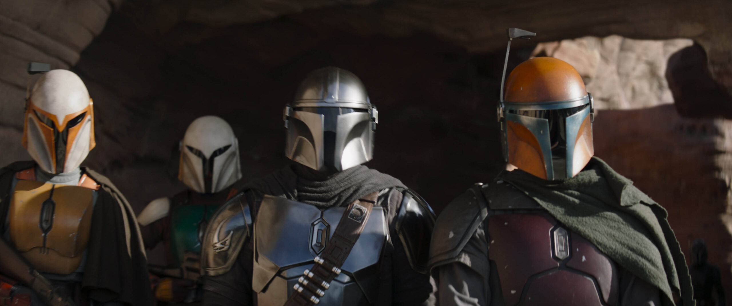 (S-D): The Mandalorian (Pedro Pascal, terzo da sx) in The Mandalorian S3 [credit: Lucasfilm; Copyright 2022 Lucasfilm Ltd. and TM. All Rights Reserved; courtesy of Disney]
