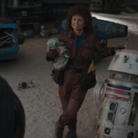 (S-D): The Mandalorian (Pedro Pascal), Grogu e Peli Motto (Amy Sedaris) in The Mandalorian S3