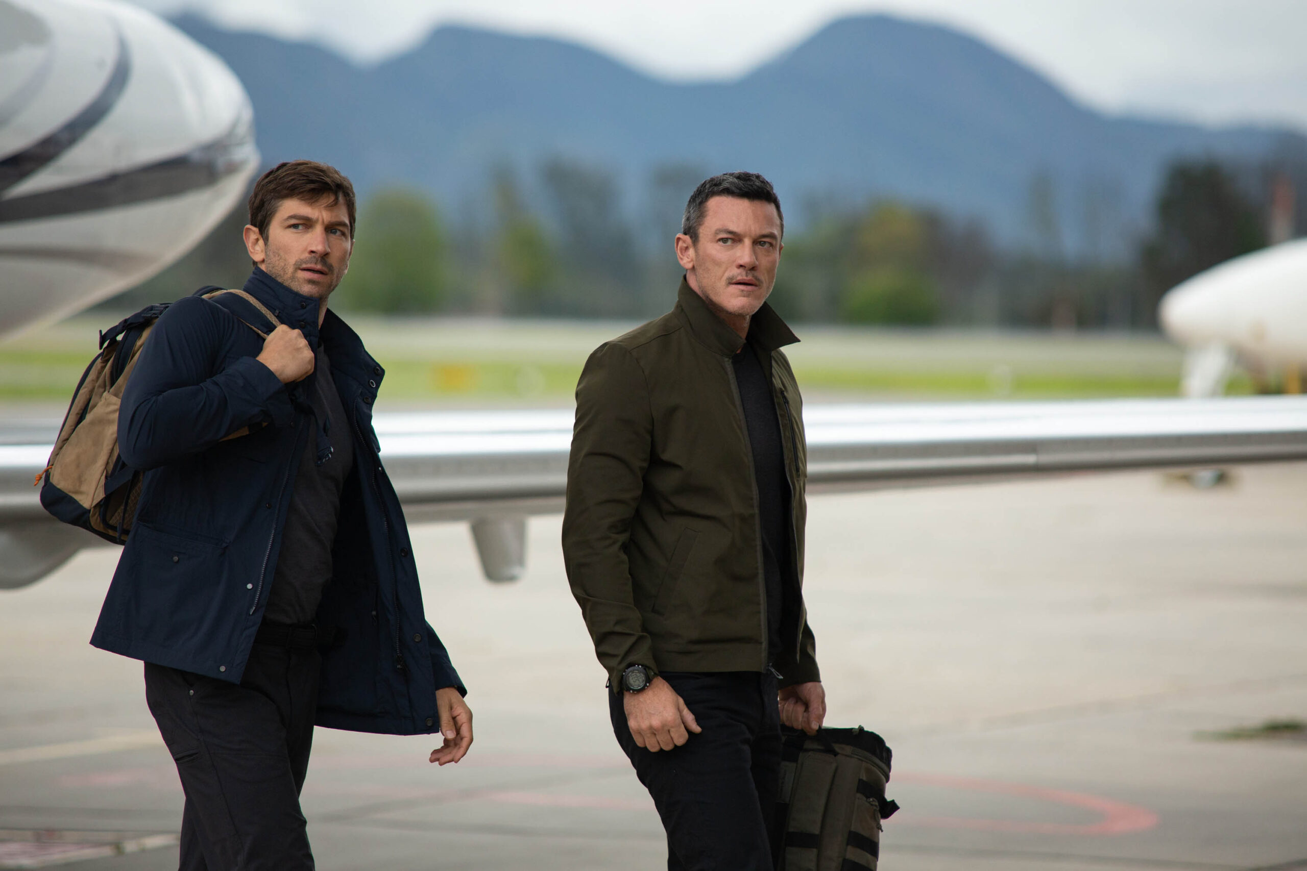 Michiel Huisman e Luke Evans in Echo 3 1x02 [credit: Pablo Arellano Spataro; courtesy of Apple]