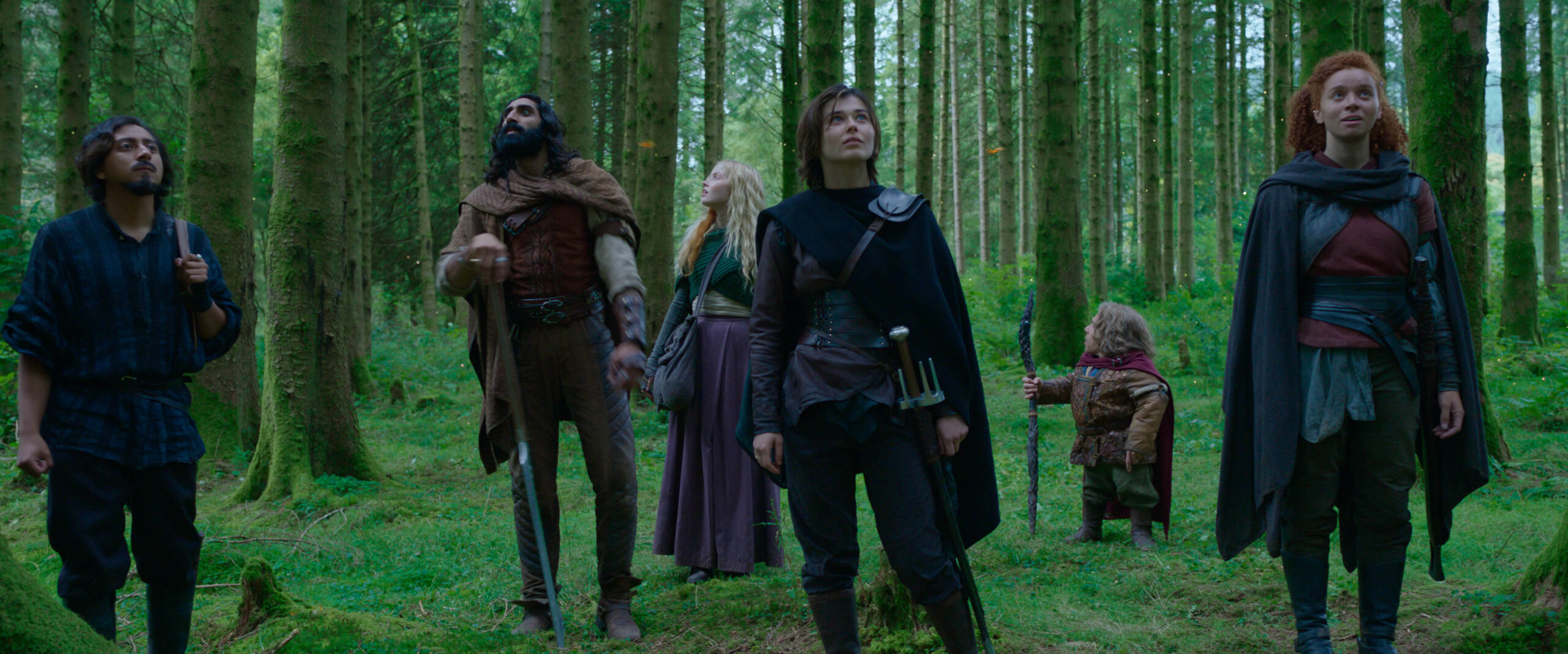 (S-D): Graydon (Tony Revolori), Boorman (Amar Chadha-Patel), Dove (Ellie Bamber), Kit (Ruby Cruz), Willow Ufgood (Warwick Davis) e Jade (Erin Kellyman) in Willow [credit: Lucasfilm; Copyright 2022 Lucasfilm Ltd. and TM. All Rights Reserved; courtesy of Disney]