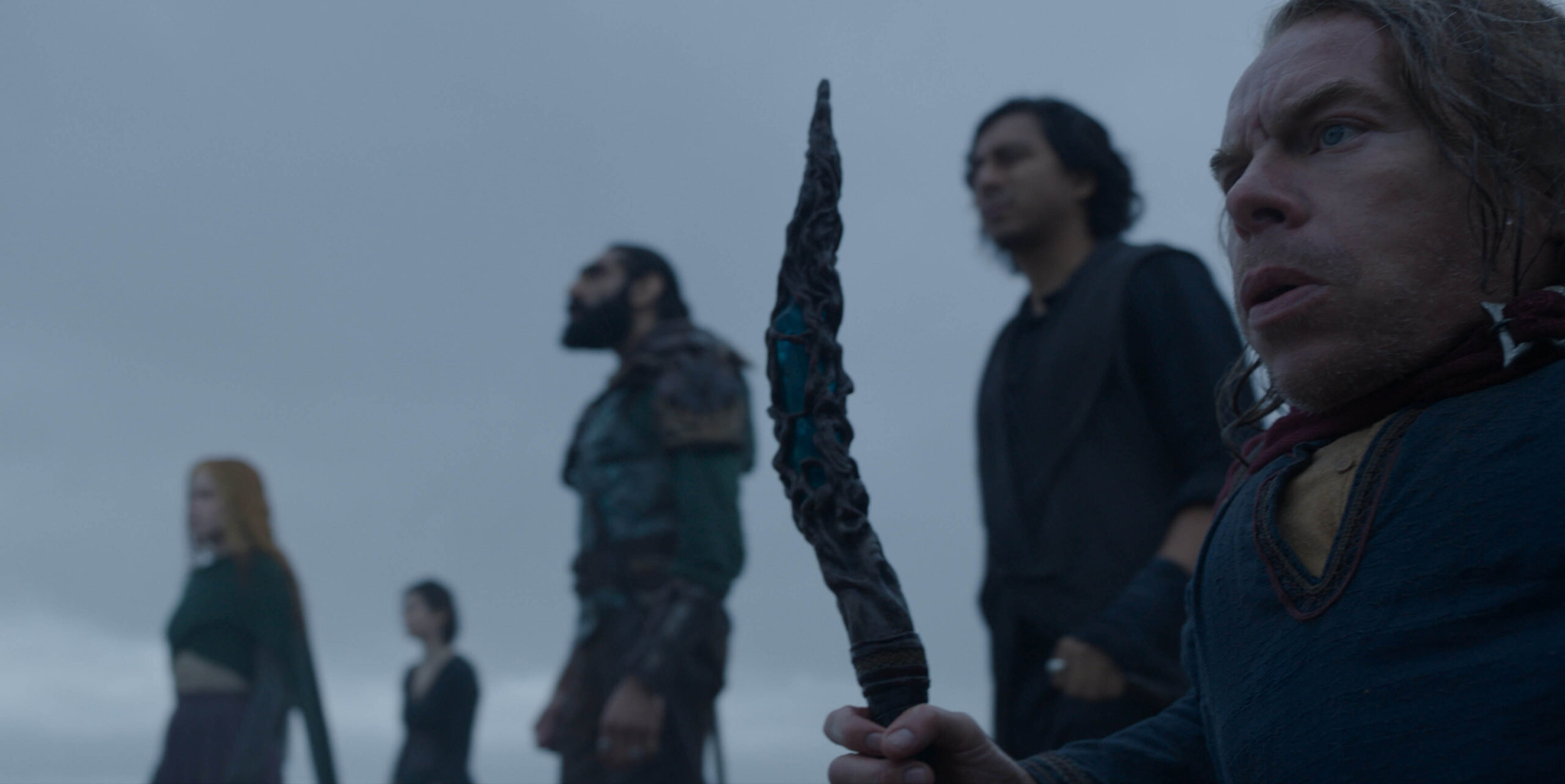 (S-D): Dove (Ellie Bamber), Kit (Ruby Cruz), Boorman (Amar Chadha-Patel), Graydon (Tony Revolori) e Willow Ufgood (Warwick Davis) in Willow [credit: Lucasfilm; Copyright 2022 Lucasfilm Ltd. and TM. All Rights Reserved; courtesy of Disney]