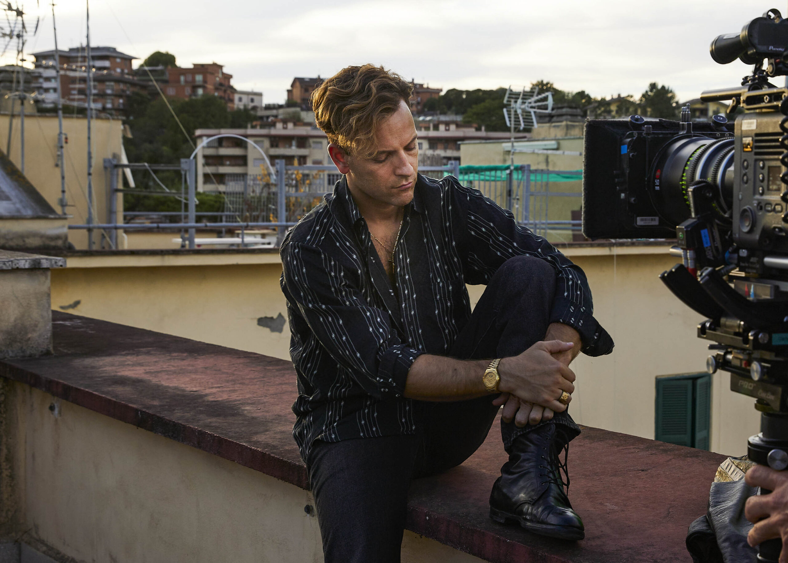 Alessandro Borghi sul set di 'Supersex' [credit: Lucia Iuorio / Netflix]