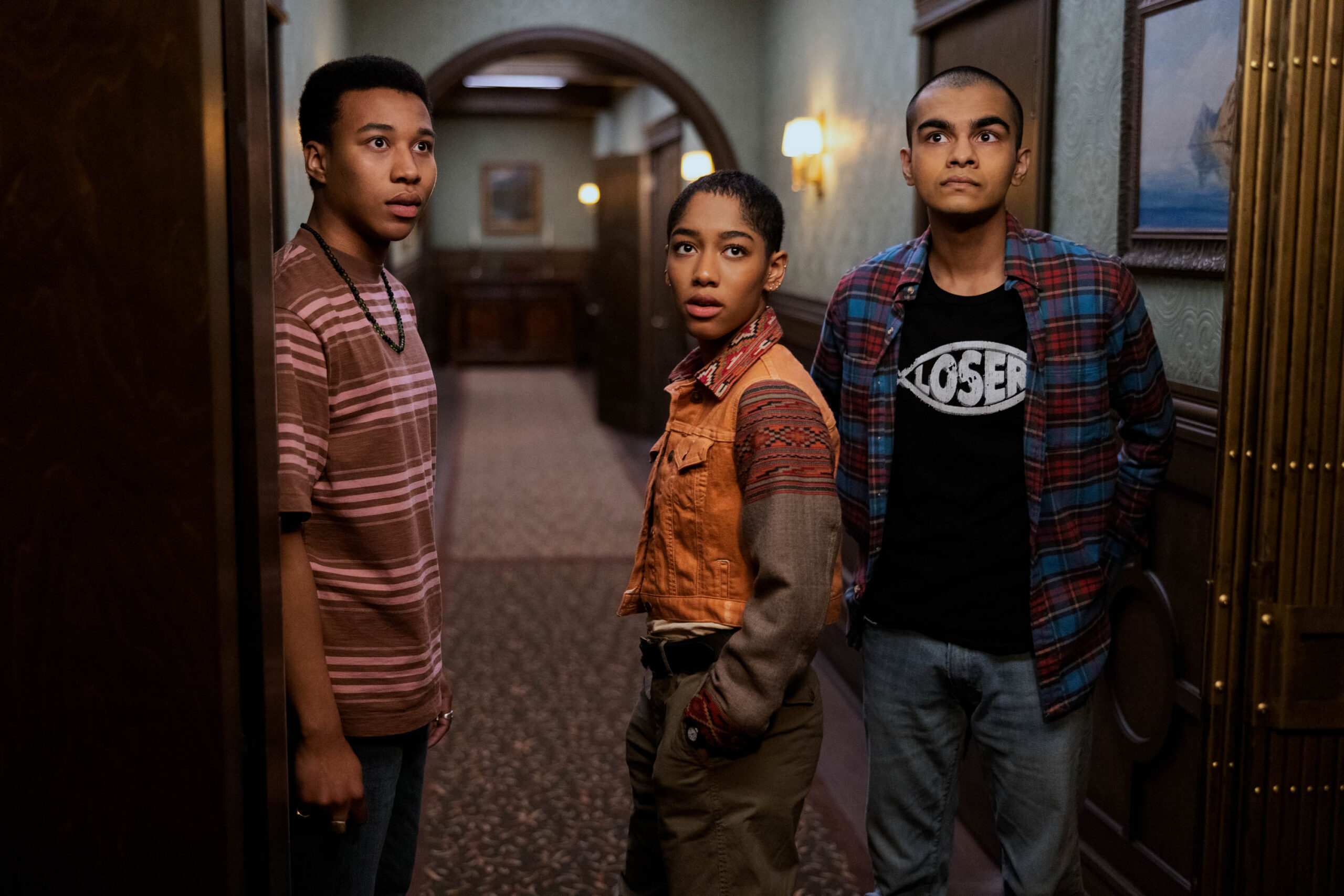 Chris Sumpter come Spencer, Iman Benson come Ilonka, Sauriyan Sapkota come Amesh in The Midnight Club 1x01 [credit: Eike Schroter/Netflix; Copyright 2022 Netflix, Inc; courtesy of Netflix]