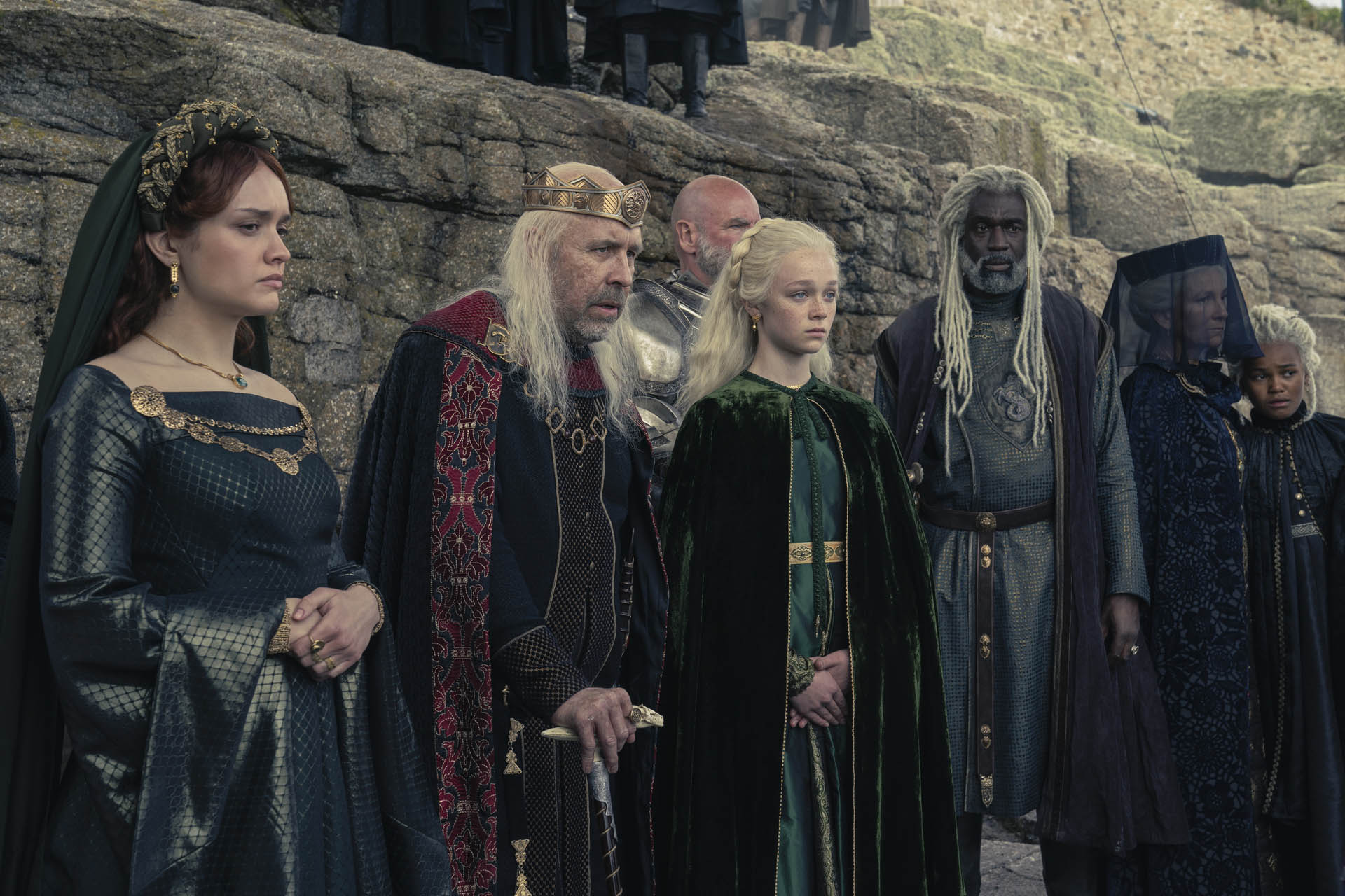 Olivia Cooke, Paddy Considine, Evie Allen, Steve Toussaint, Eve Best, Shani Smethurst in House of the Dragon 1x07 [credit: foto di Ollie Upton/HBO; courtesy of HBO/WarnerMedia]