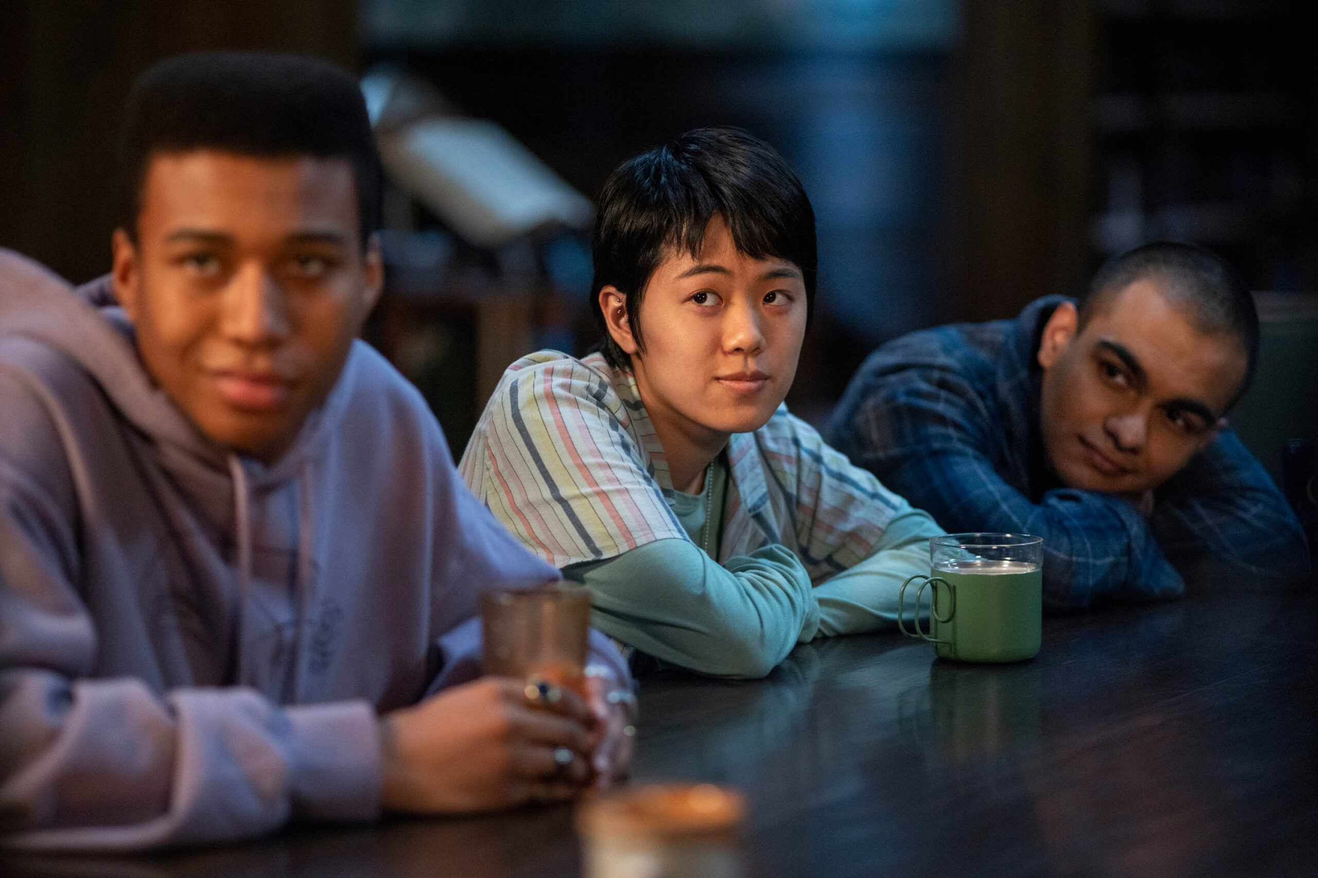 Chris Sumpter come Spencer, Aya Furukawa come Natsuki, Sauriyan Sapkota come Amesh in The Midnight Club 1x10 [credit: Eike Schroter/Netflix; Copyright 2022 Netflix, Inc; courtesy of Netflix]