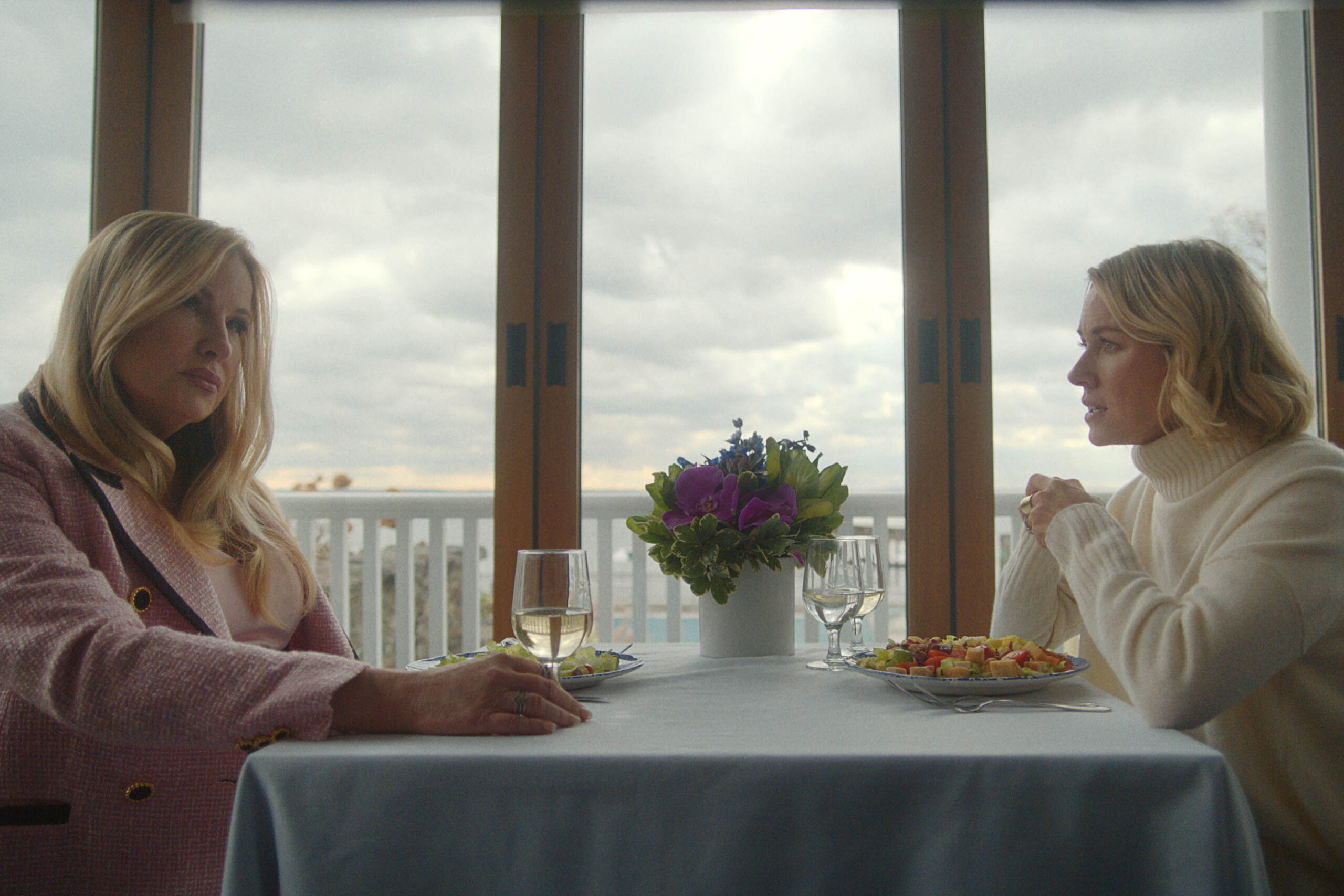 Jennifer Coolidge come Karen Calhoun, Naomi Watts come Nora Brannock in The Watcher 1x03 [credit: Copyright 2022 Netflix, Inc; courtesy of Netflix]