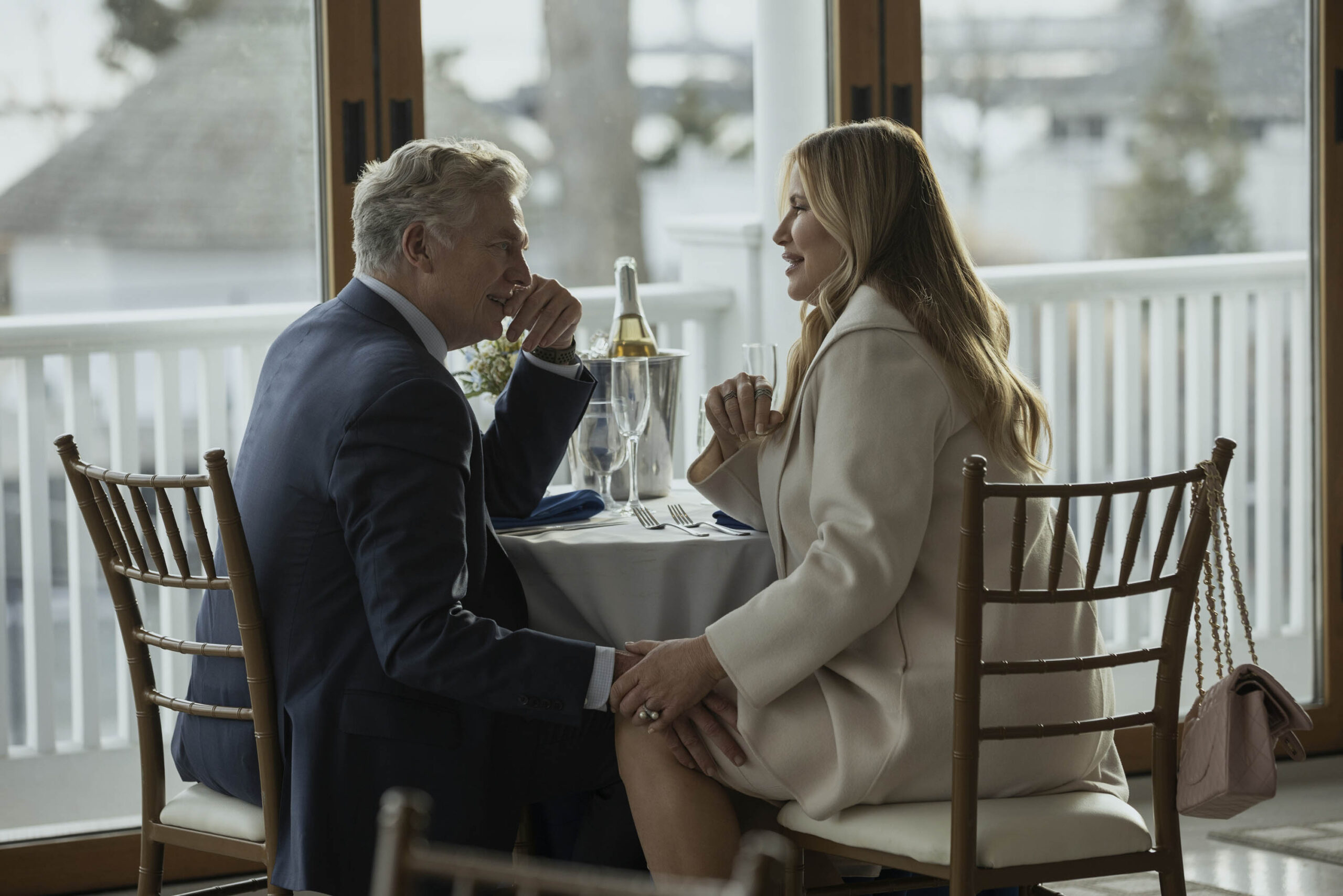 Chris McDonald come Det. Chamberland, Jennifer Coolidge come Karen Calhoun in The Watcher 1x05 [credit: Eric Liebowitz/Netflix; Copyright 2022 Netflix, Inc; courtesy of Netflix]