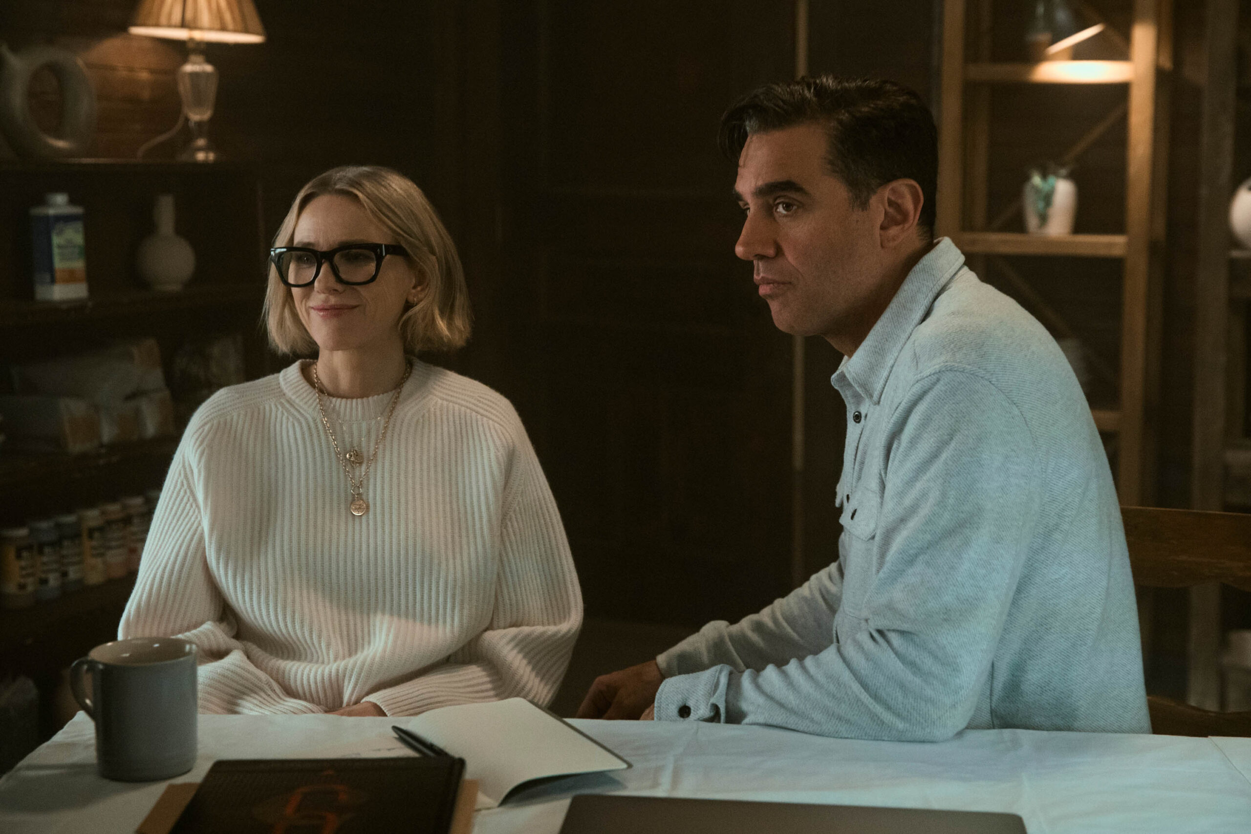 Naomi Watts come Nora Brannock, Bobby Cannavale come Dean Brannock in The Watcher 1x06 [credit: Eric Liebowitz/Netflix; Copyright 2022 Netflix, Inc; courtesy of Netflix]