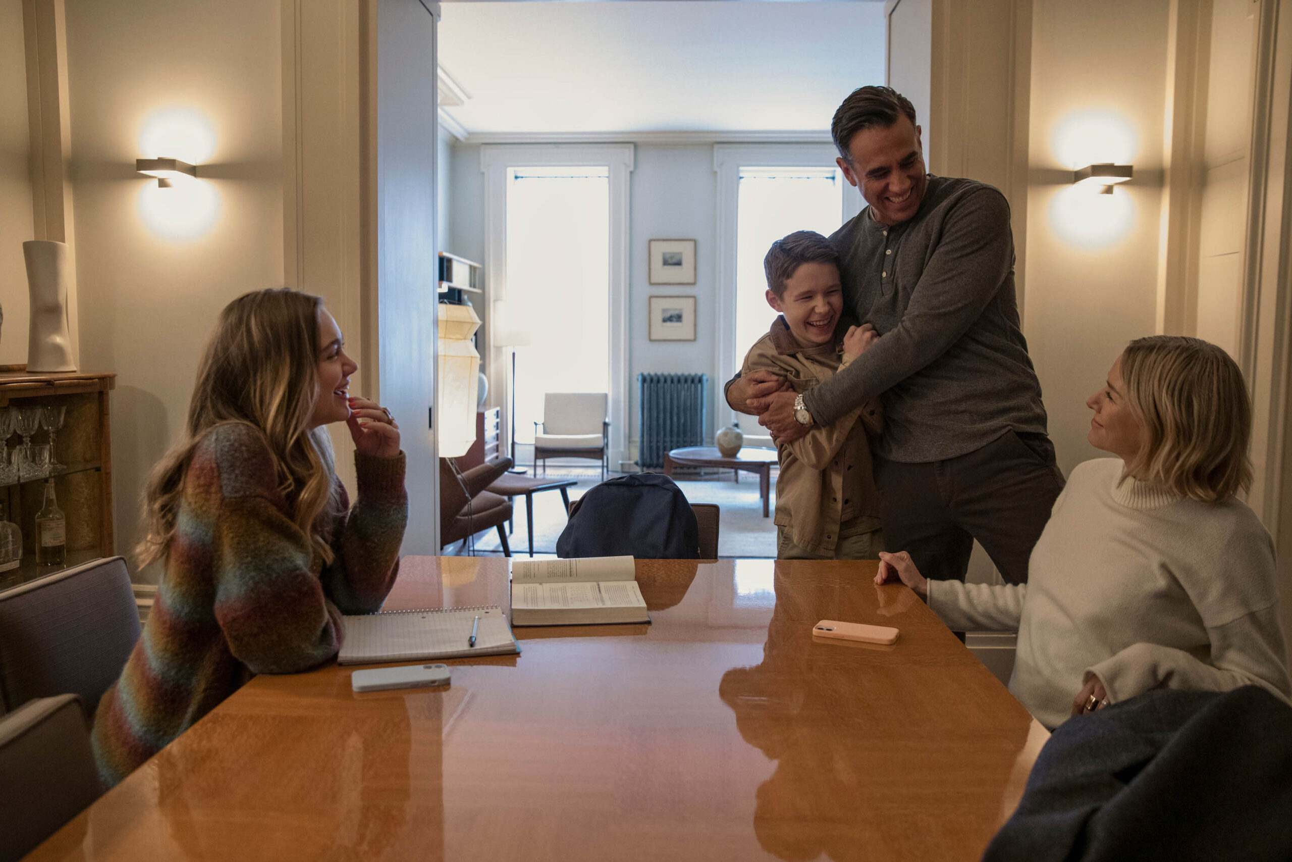 Isabel Marie Gravitt come Ellie Brannock, Luke David Blumm come Carter Brannock, Bobby Cannavale come Dean Brannock, Naomi Watts come Nora Brannock in The Watcher 1x05 [credit: Eric Liebowitz/Netflix; Copyright 2022 Netflix, Inc; courtesy of Netflix]