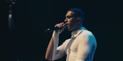 Mahmood canta live ‘La Notte’, clip dal docufilm Mahmood