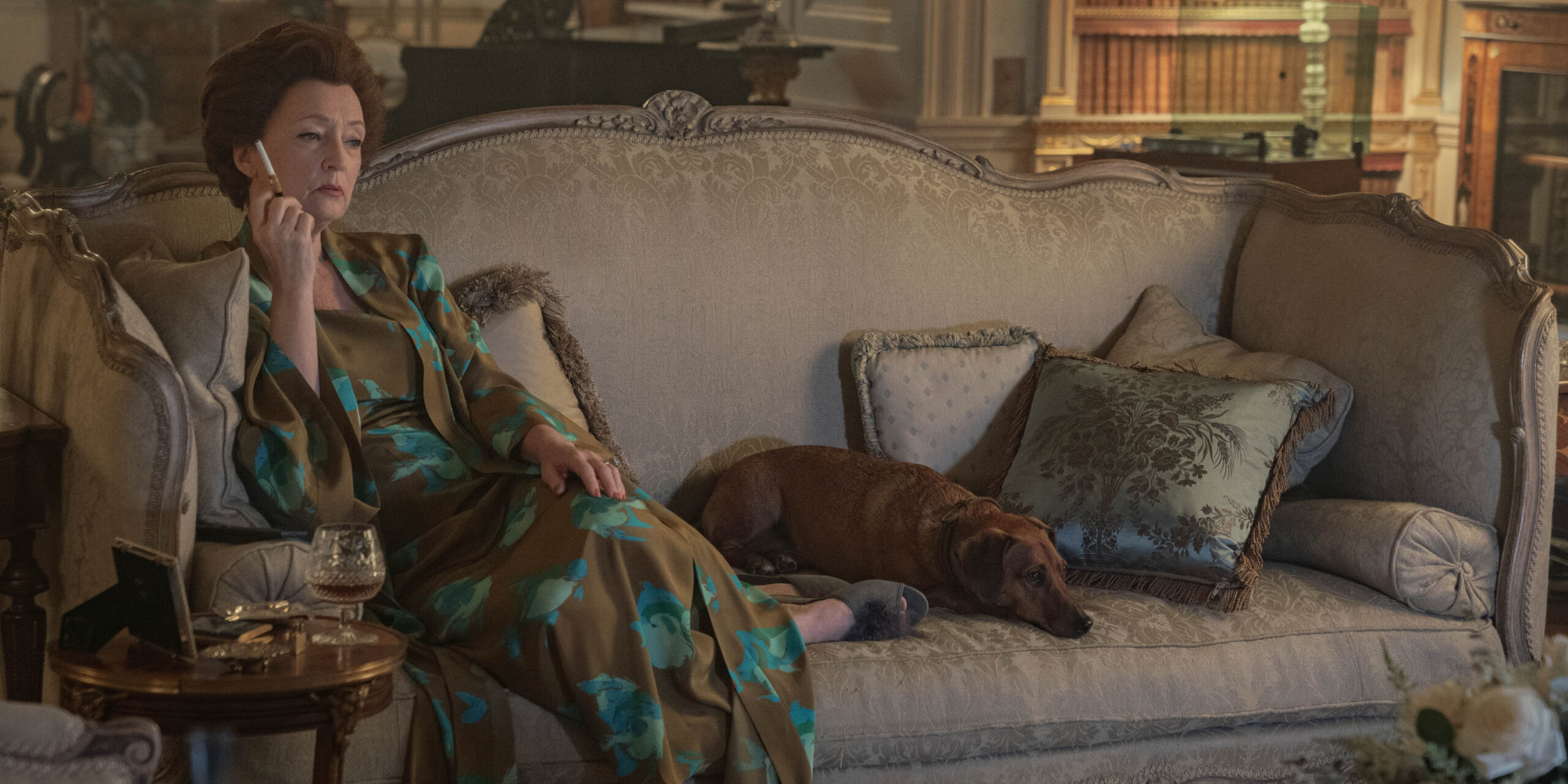 Lesley Manville in The Crown - stagione 5 [credit: Keith Bernstein/Netflix]