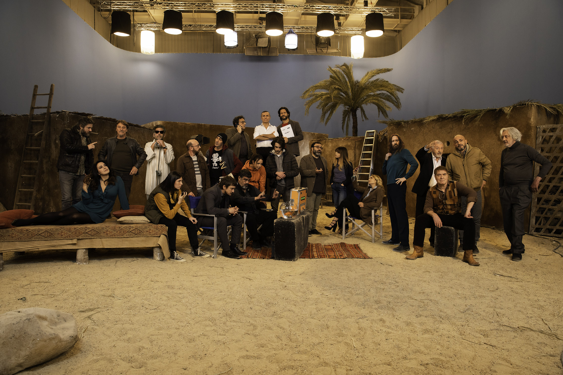 Il cast di BORIS 4 sul set  [credit: foto di Andrea Pirrello e Loris Zambelli; courtesy of Disney Italia]