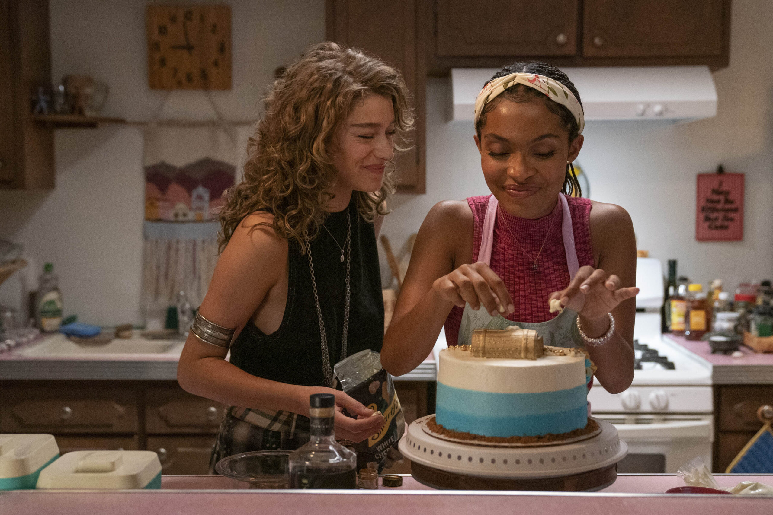 Odessa A'zion e Yara Shahidi in Sitting in Bars with Cake [tag: Odessa A'zion, Yara Shahidi] [credit: Saeed Adyani/Prime Video; Copyright 2022 Amazon Content Services LLC]