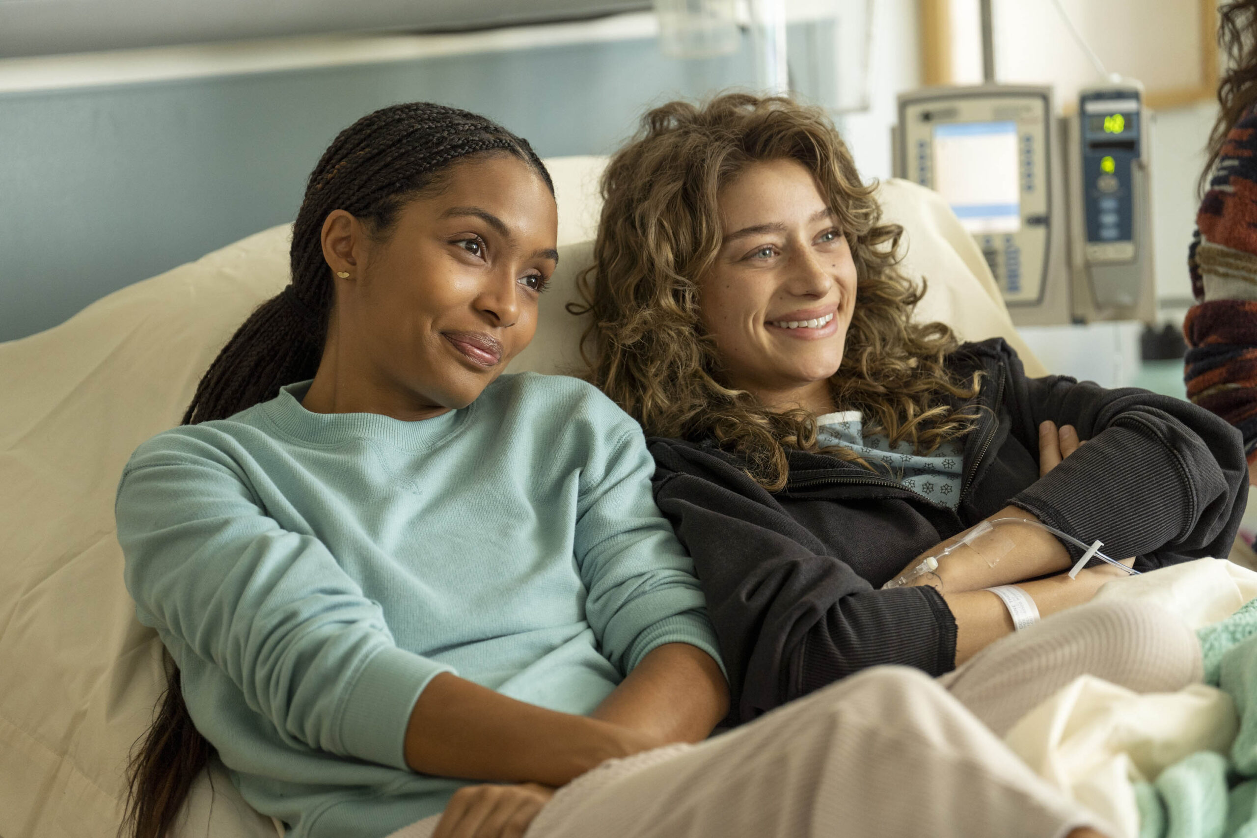 Yara Shahidi e Odessa A'zion in Sitting in Bars with Cake [credit: Saeed Adyani/Prime Video; Copyright 2022 Amazon Content Services LLC]