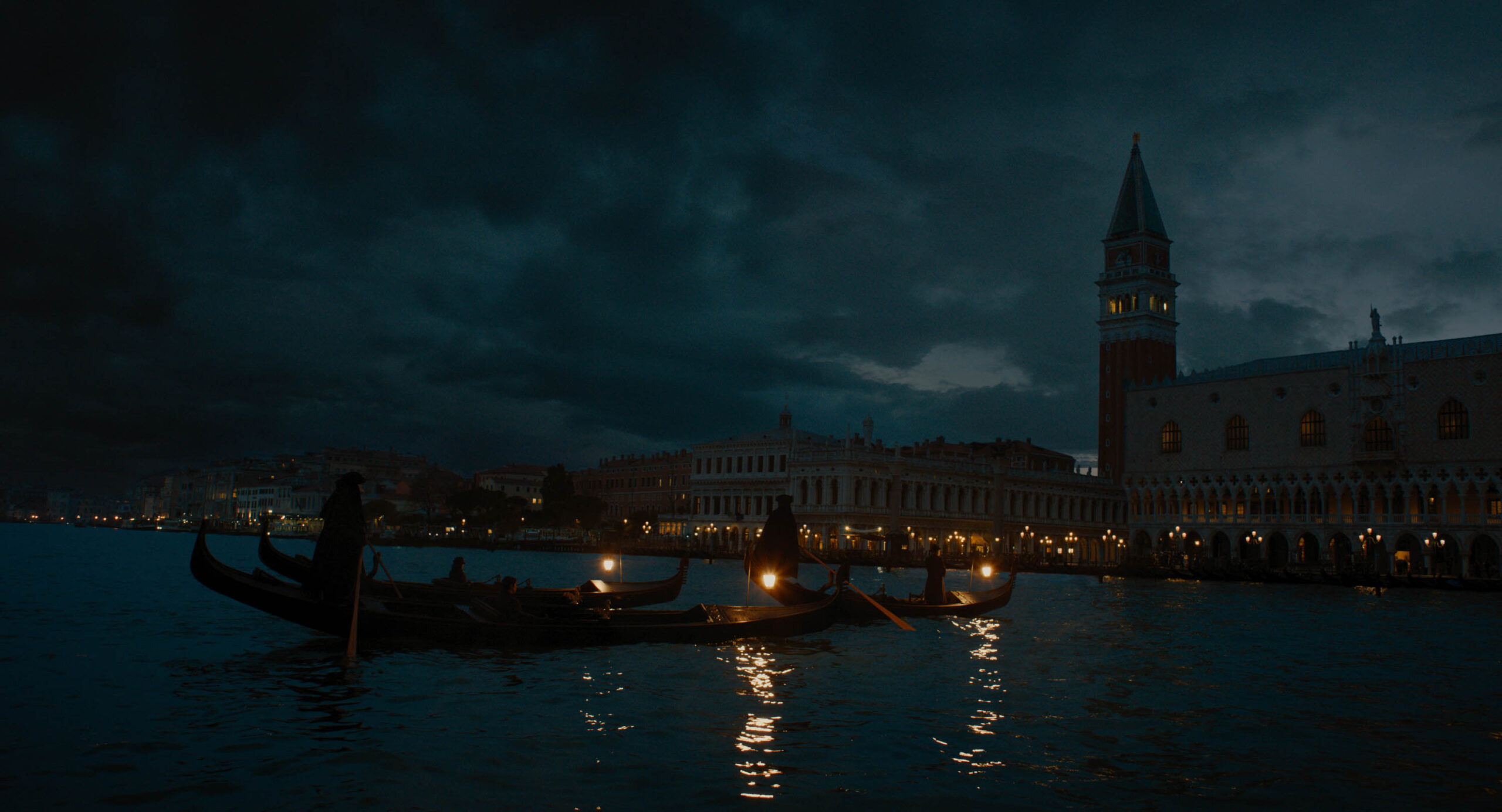 Una scena da 'Assassinio a Venezia' di 20th Century Studios [credit: courtesy of 20th Century Studios; Copyright 2023 20th Century Studios. All Rights Reserved]