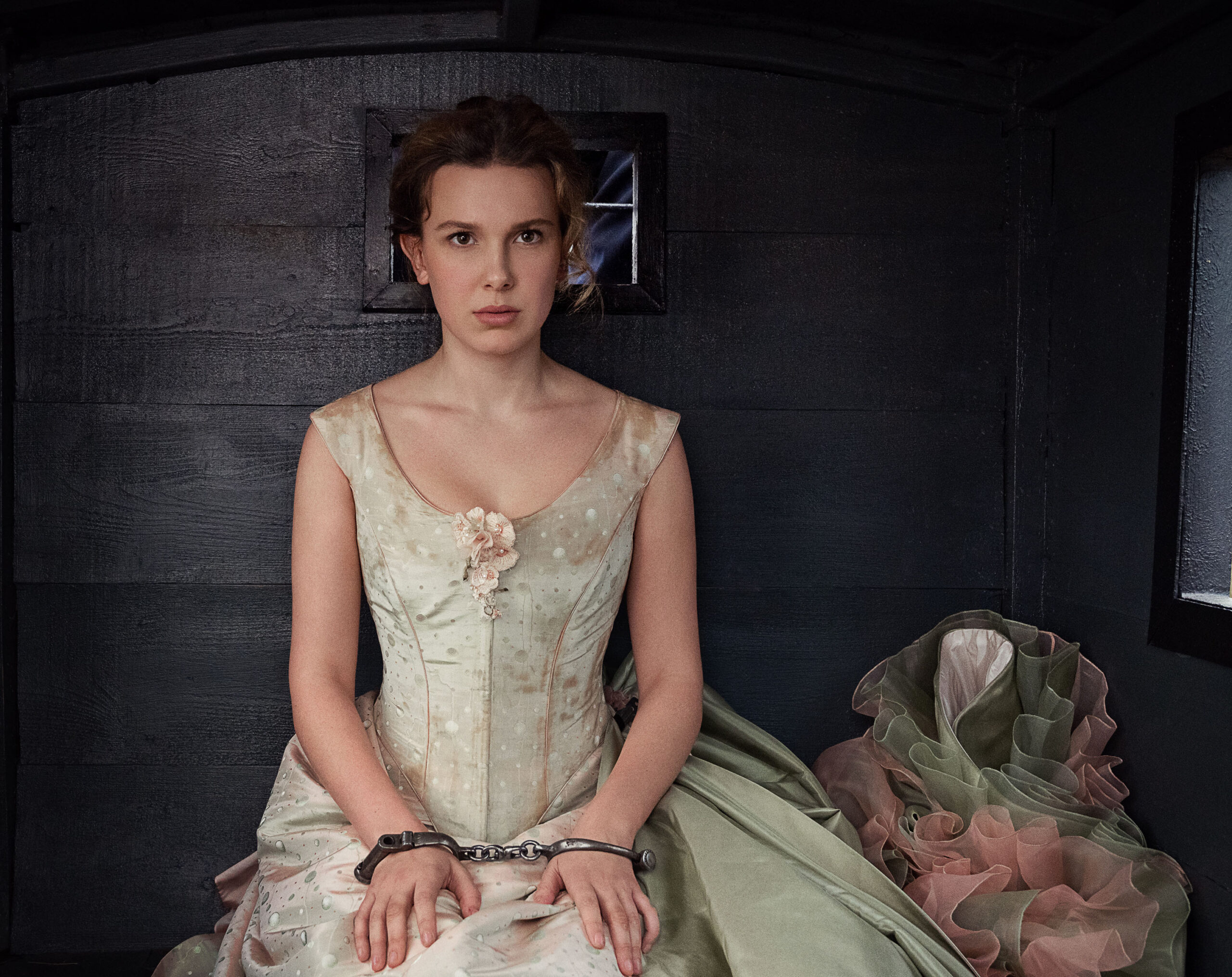 Millie Bobby Brown come Enola Holmes in Enola Holmes 2 [credit: Alex Bailey/Netflix]