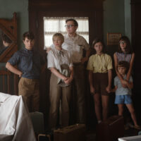 (da sinistra) Sammy Fabelman (Gabriel LaBelle), Mitzi Fabelman (Michelle Williams), Burt Fabelman (Paul Dano), Natalie Fabelman (Keeley Karsten), Reggie Fabelman (Julia Butters) e Lisa Fabelman (Sophia Kopera) in The Fabelmans
