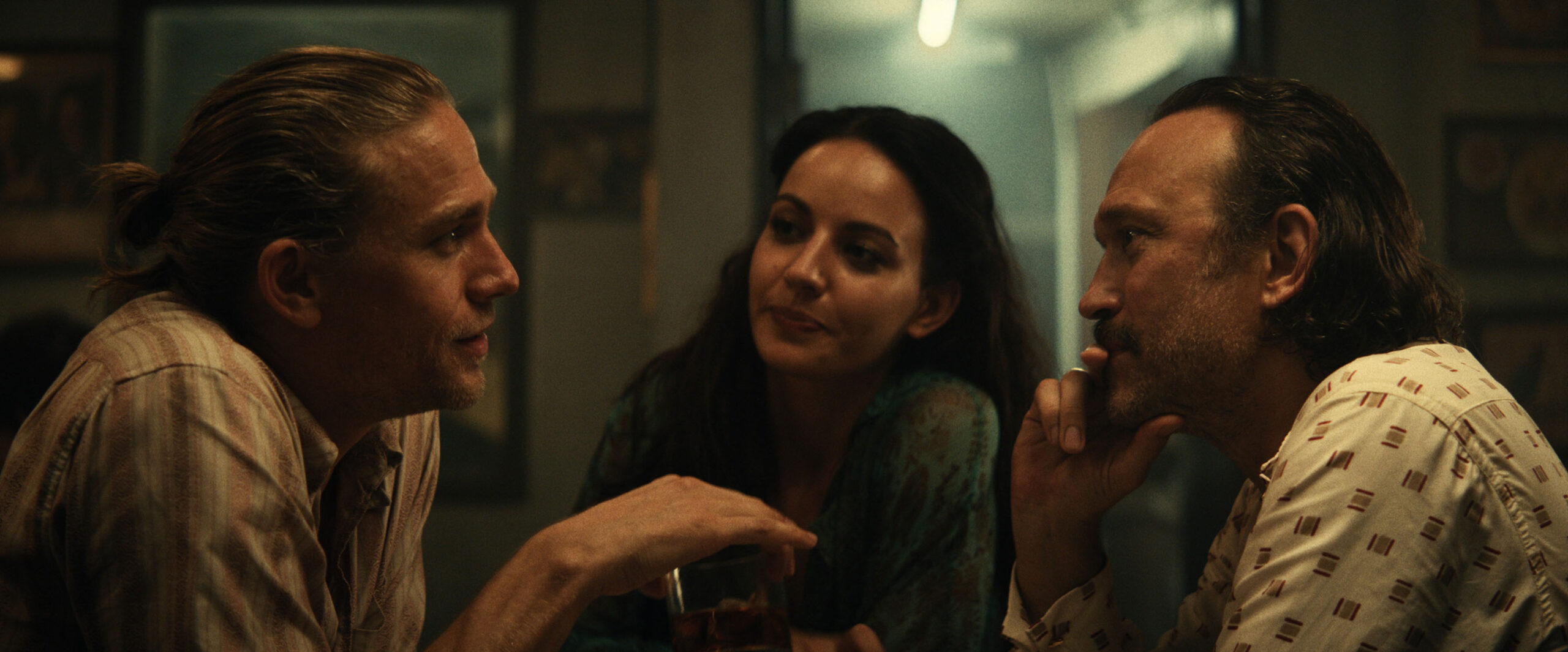 Charlie Hunnam, Antonia Desplat e Vincent Perez in Shantaram 1x05 [credit: courtesy of Apple]